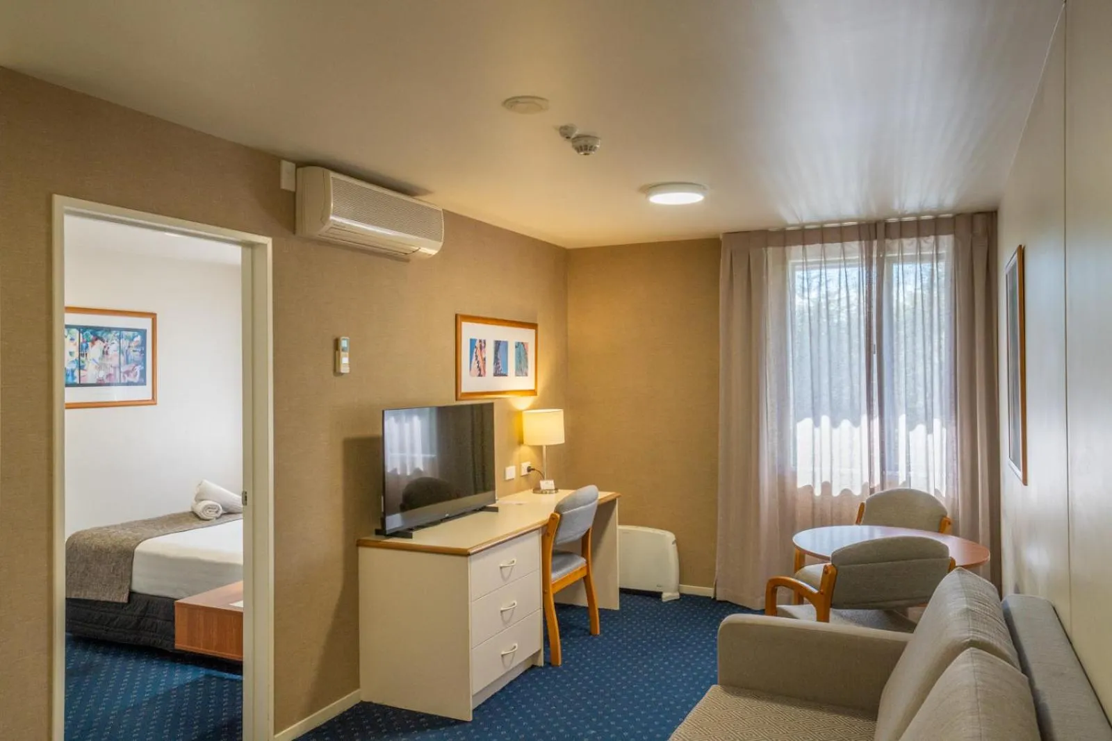 Deluxe Suite in Ventura Inn & Suites Hamilton