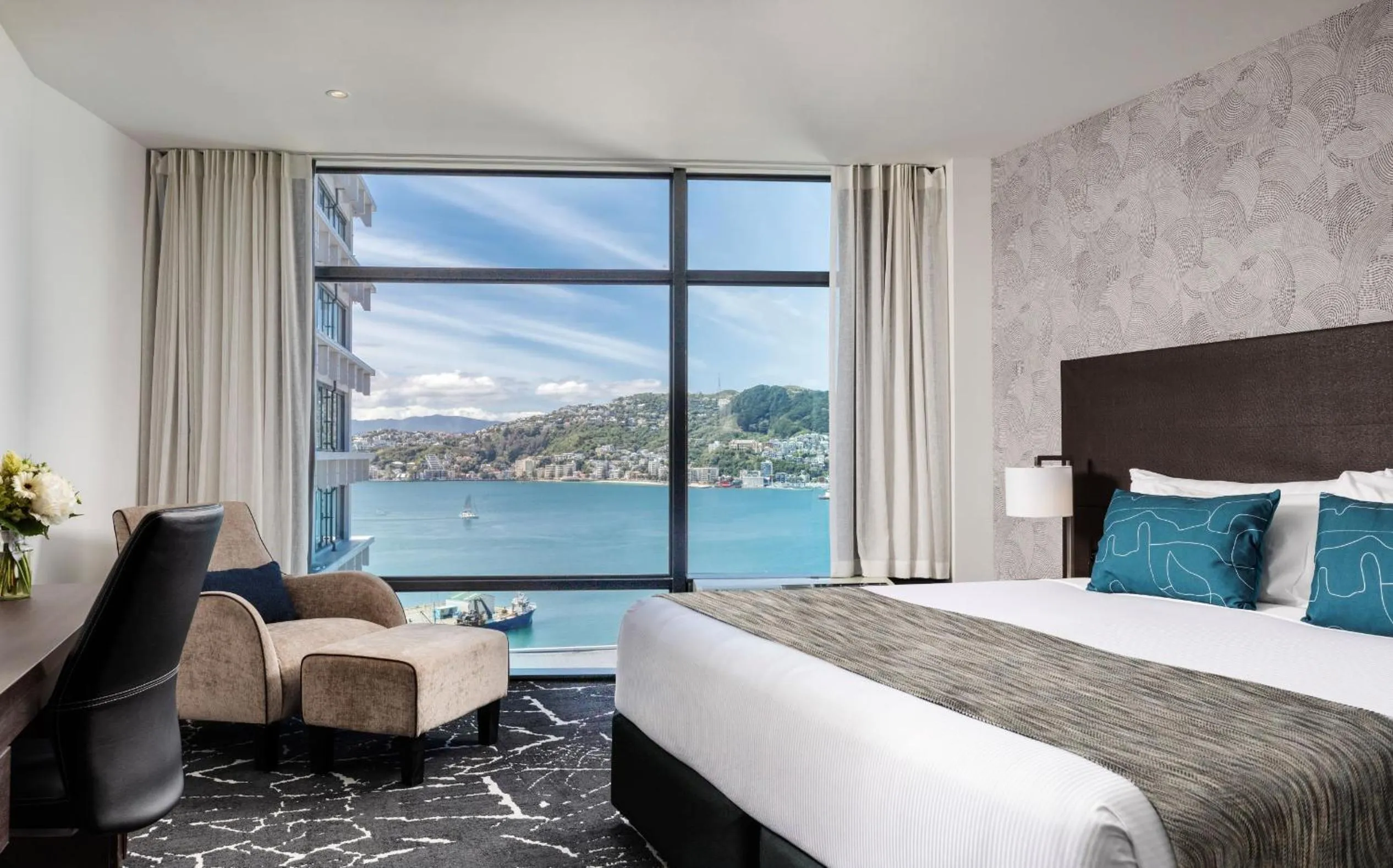 Deluxe King Room with Harbor View in Rydges Wellington