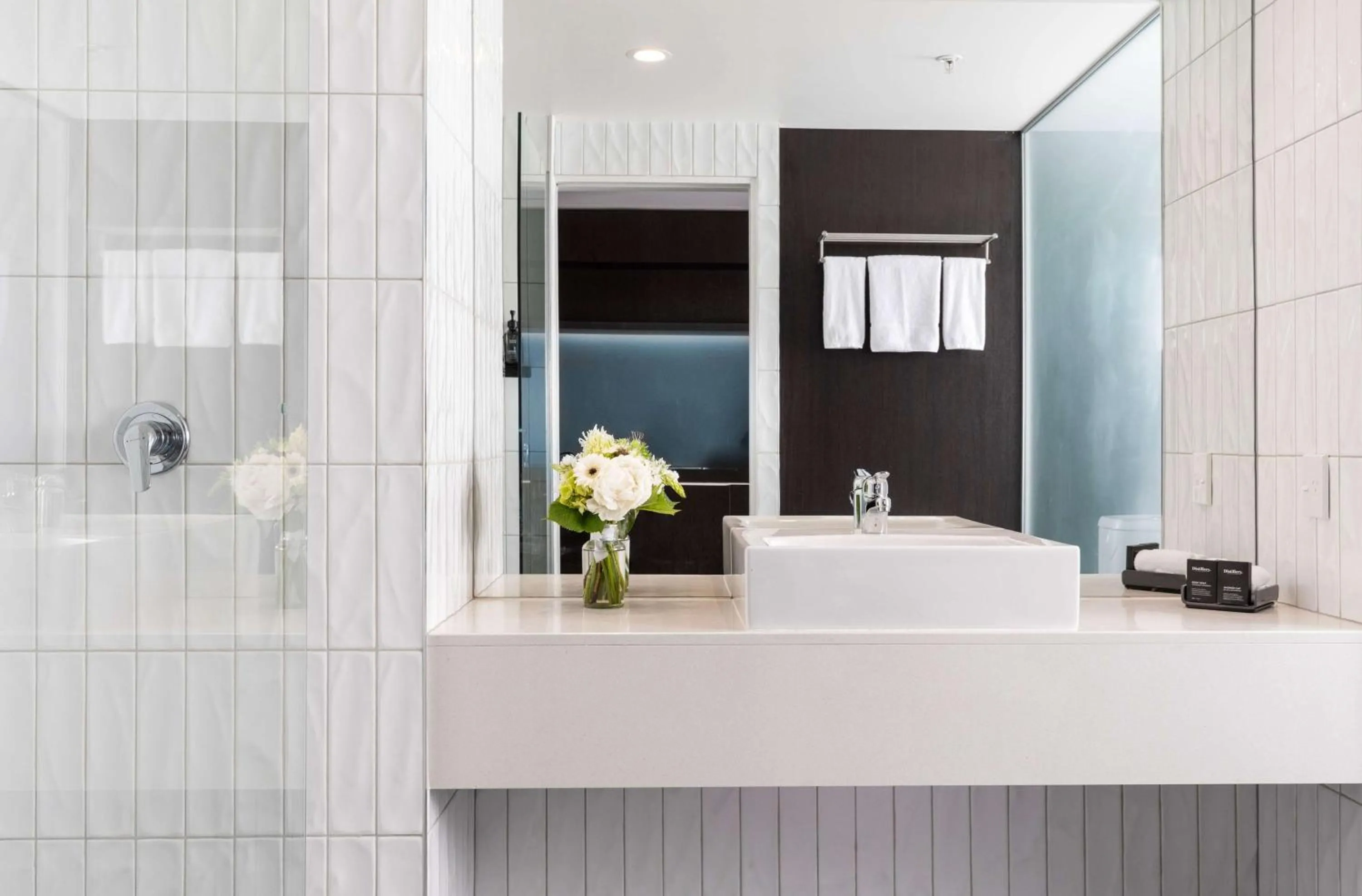 Deluxe King Room with Balcony in Rydges Wellington