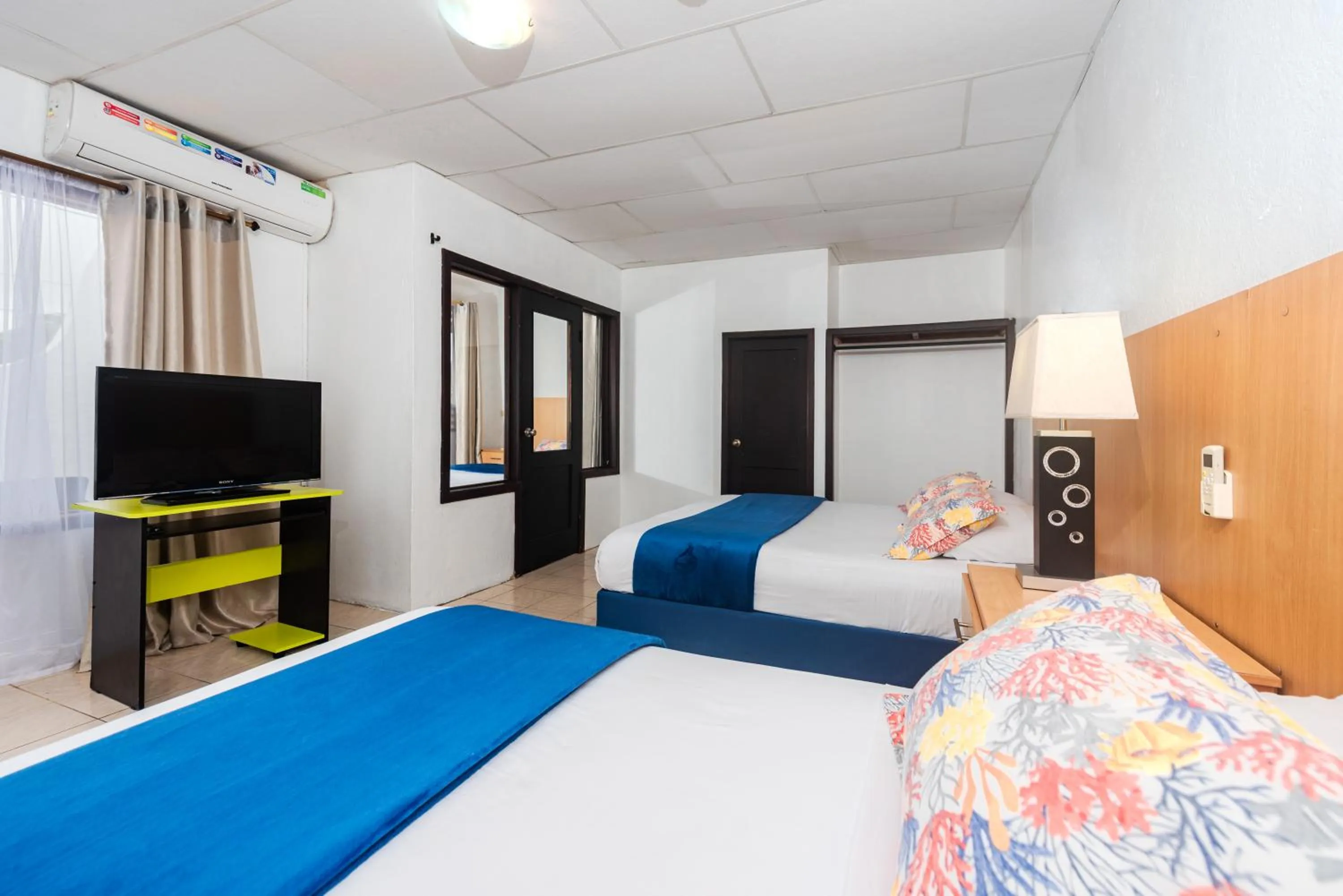 King Suite with Balcony in Hostal North Seymour