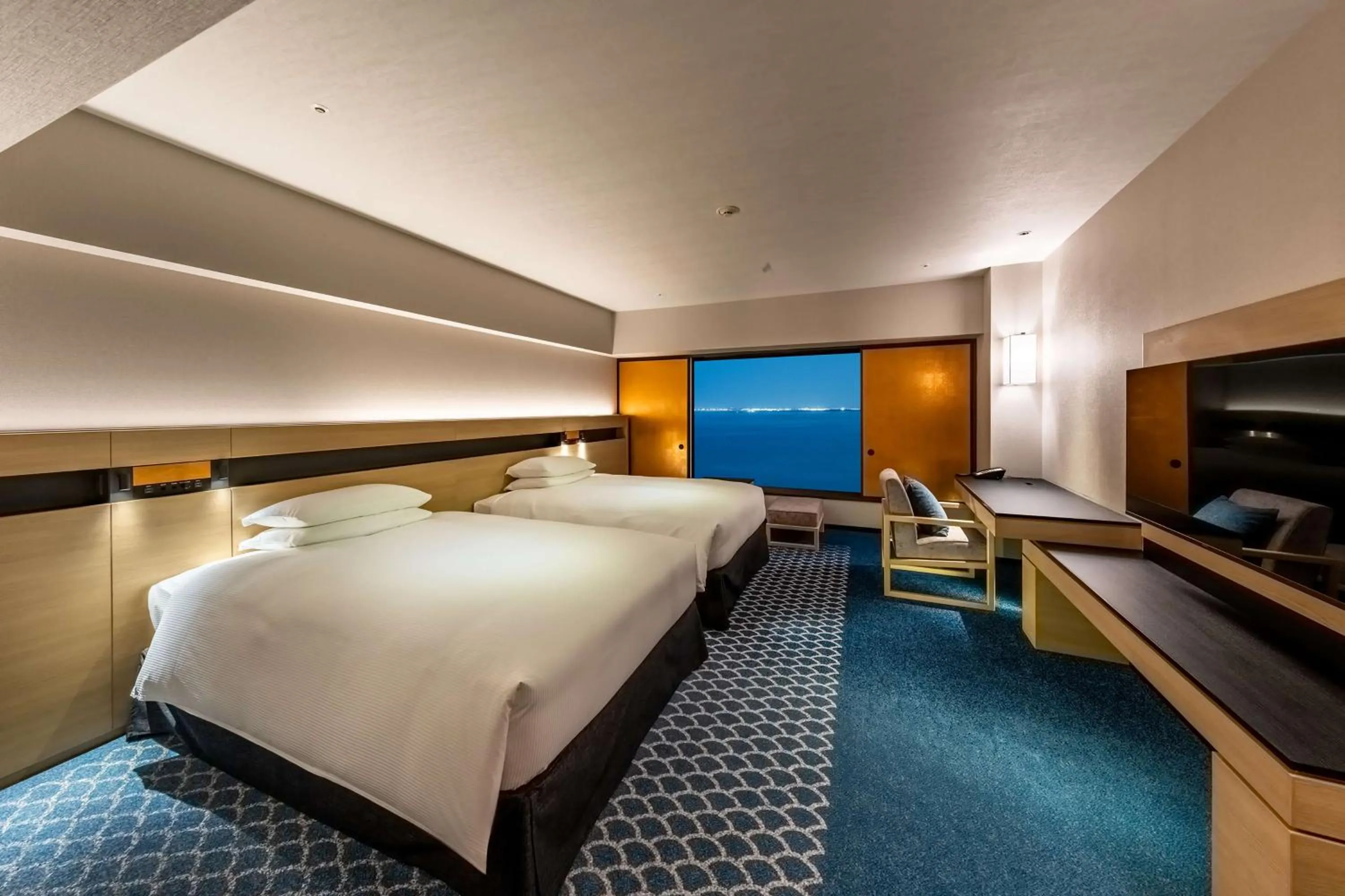 Deluxe Twin Room with Ocean View   in Hilton Tokyo Bay