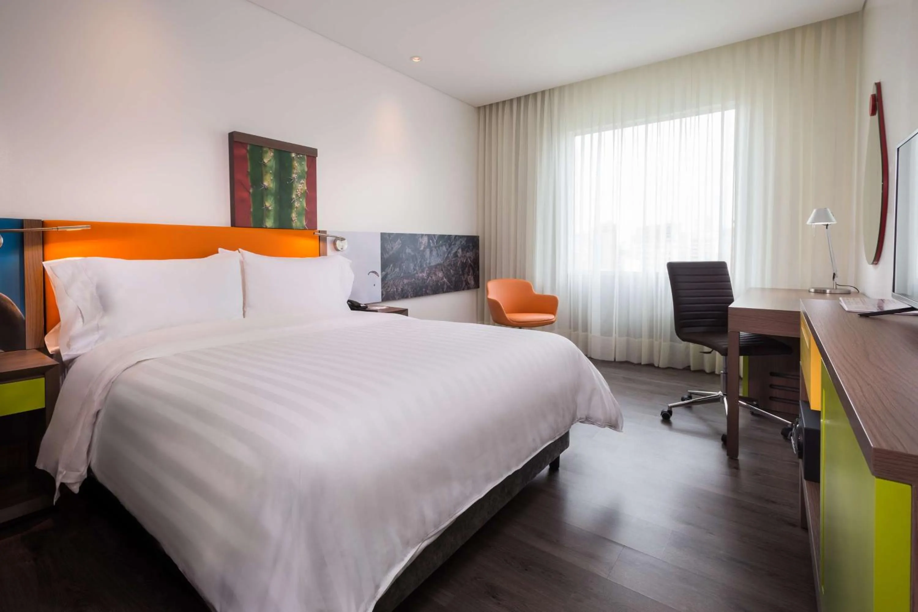 Queen Room with Roll-In Shower - Mobility Access/Non-Smoking in Hampton By Hilton Bucaramanga