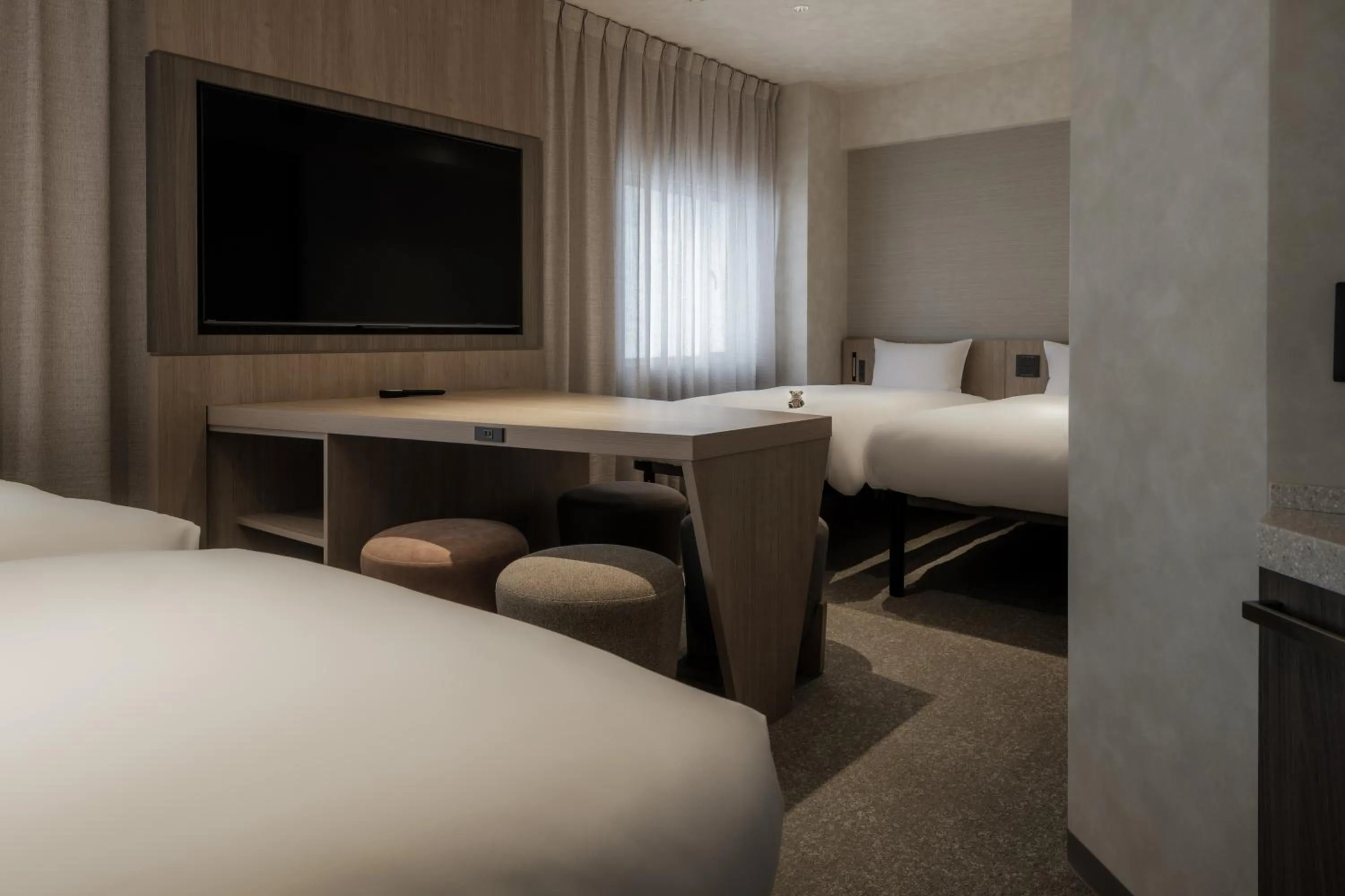 Family 4 - Non-Smoking in the b akasaka