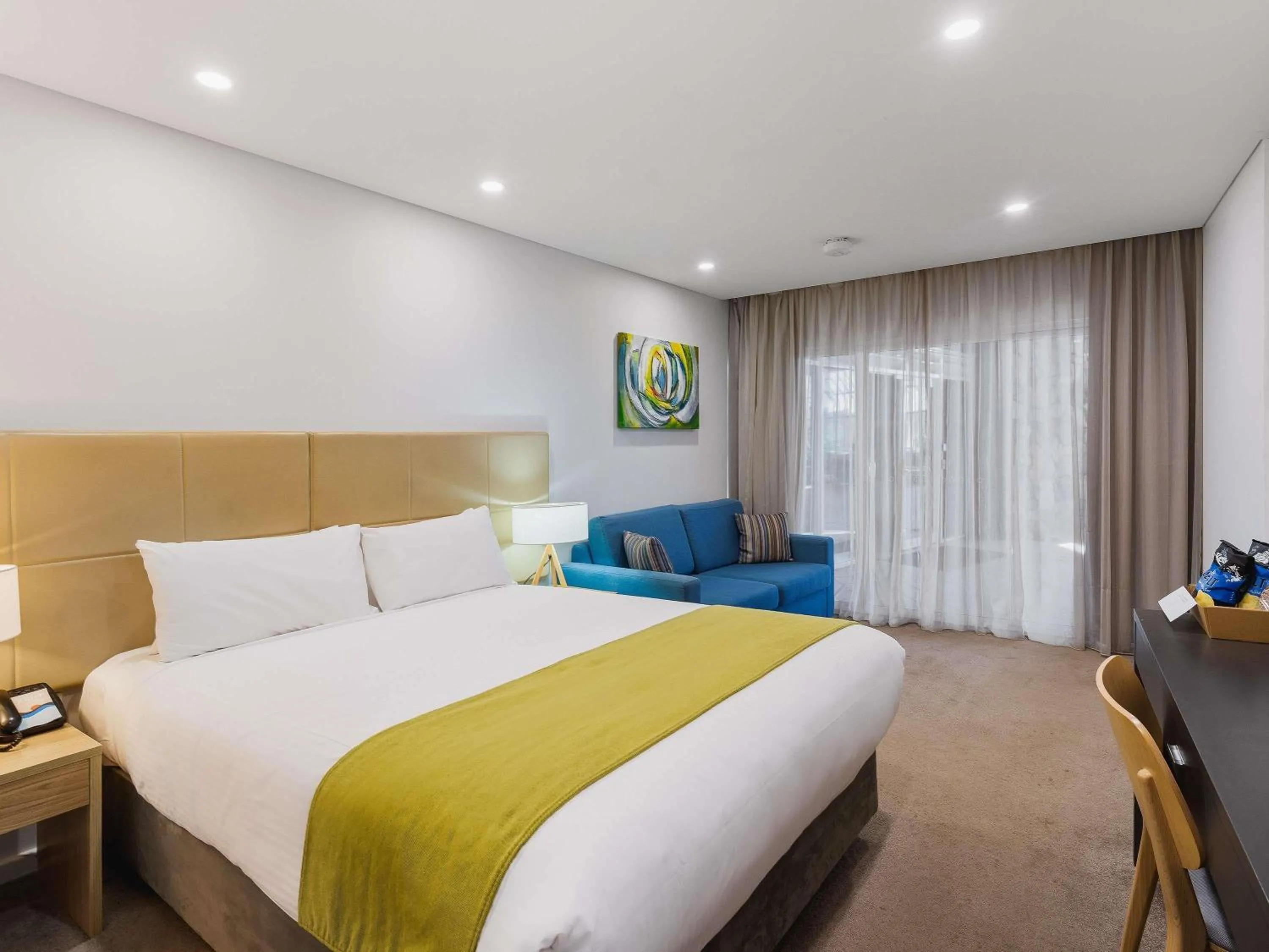 Standard Room with One Queen Bed - Pool Side in Mantra Bunbury