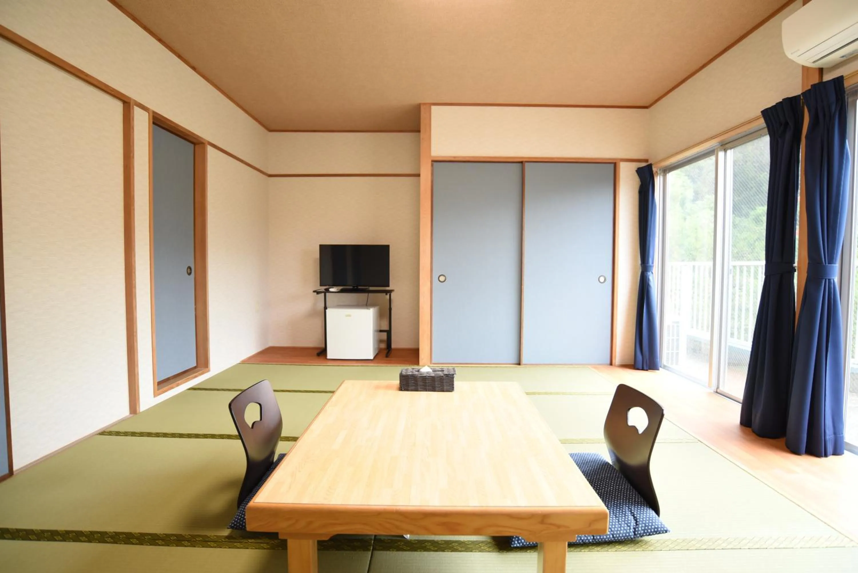 Japanese-Style Family Room with Shower in Alaise De Bale Shirahama