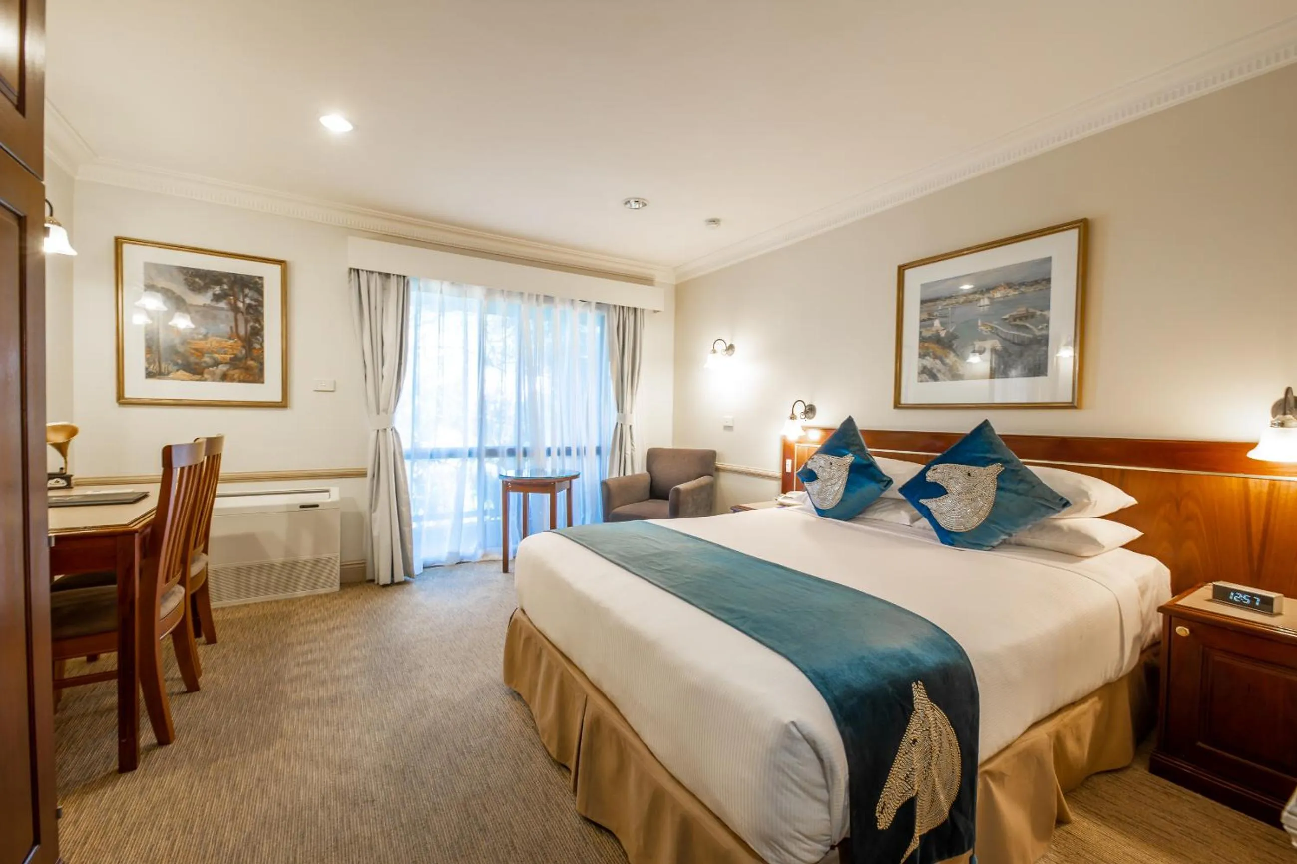 Deluxe Queen Room in Twin Towers Inn