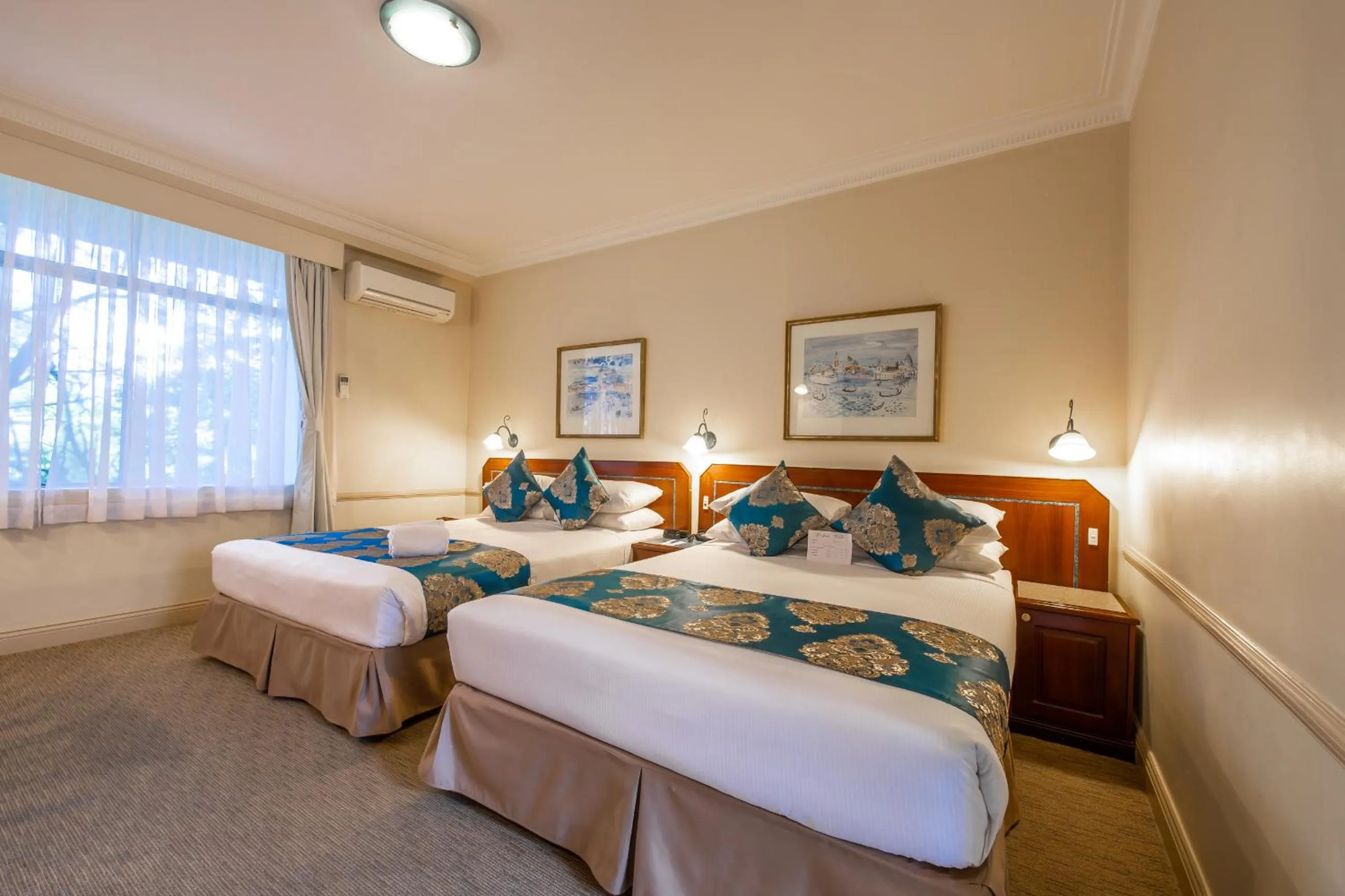 Superior Twin Room in Twin Towers Inn