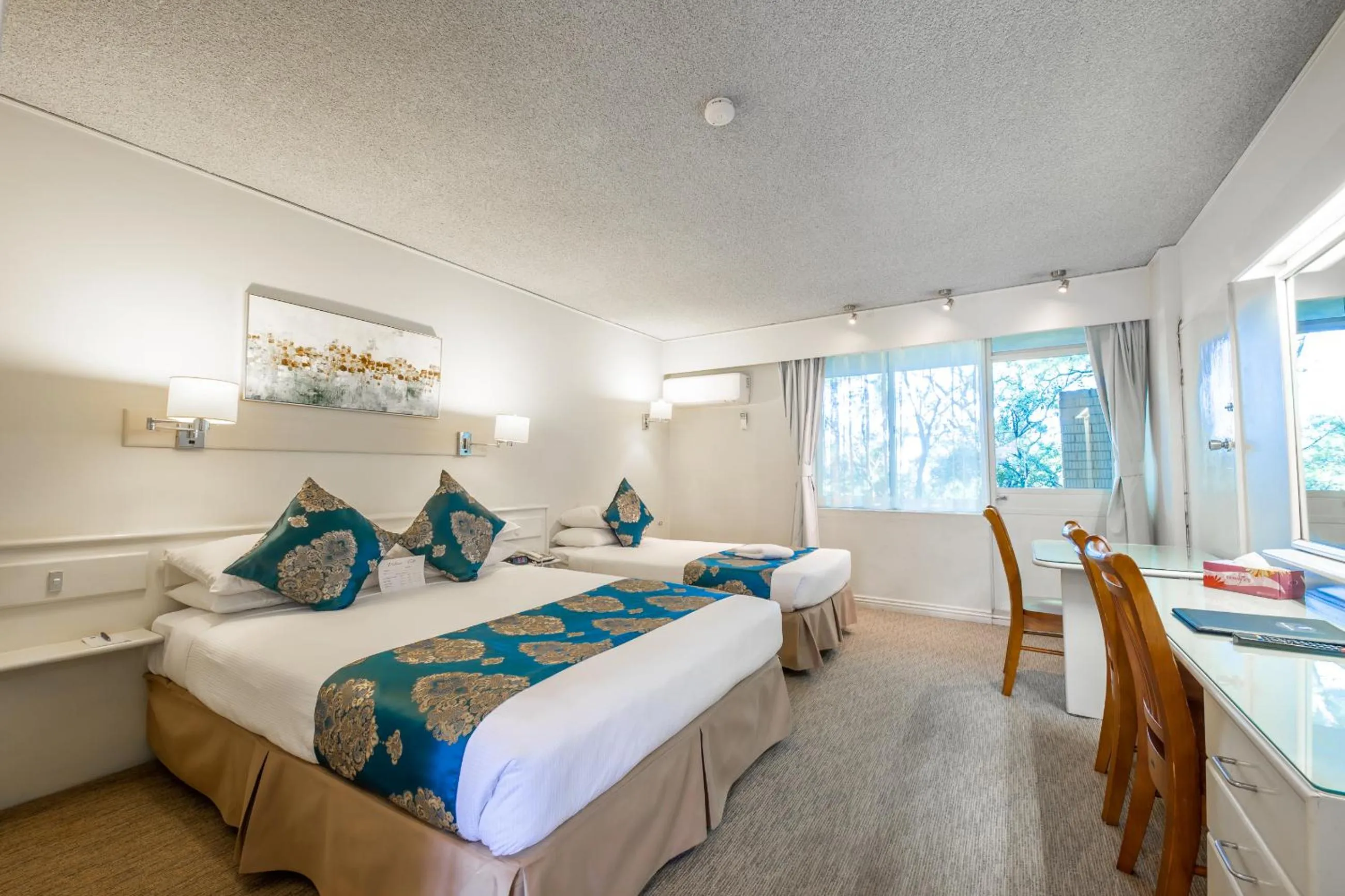 Deluxe Twin Room in Twin Towers Inn