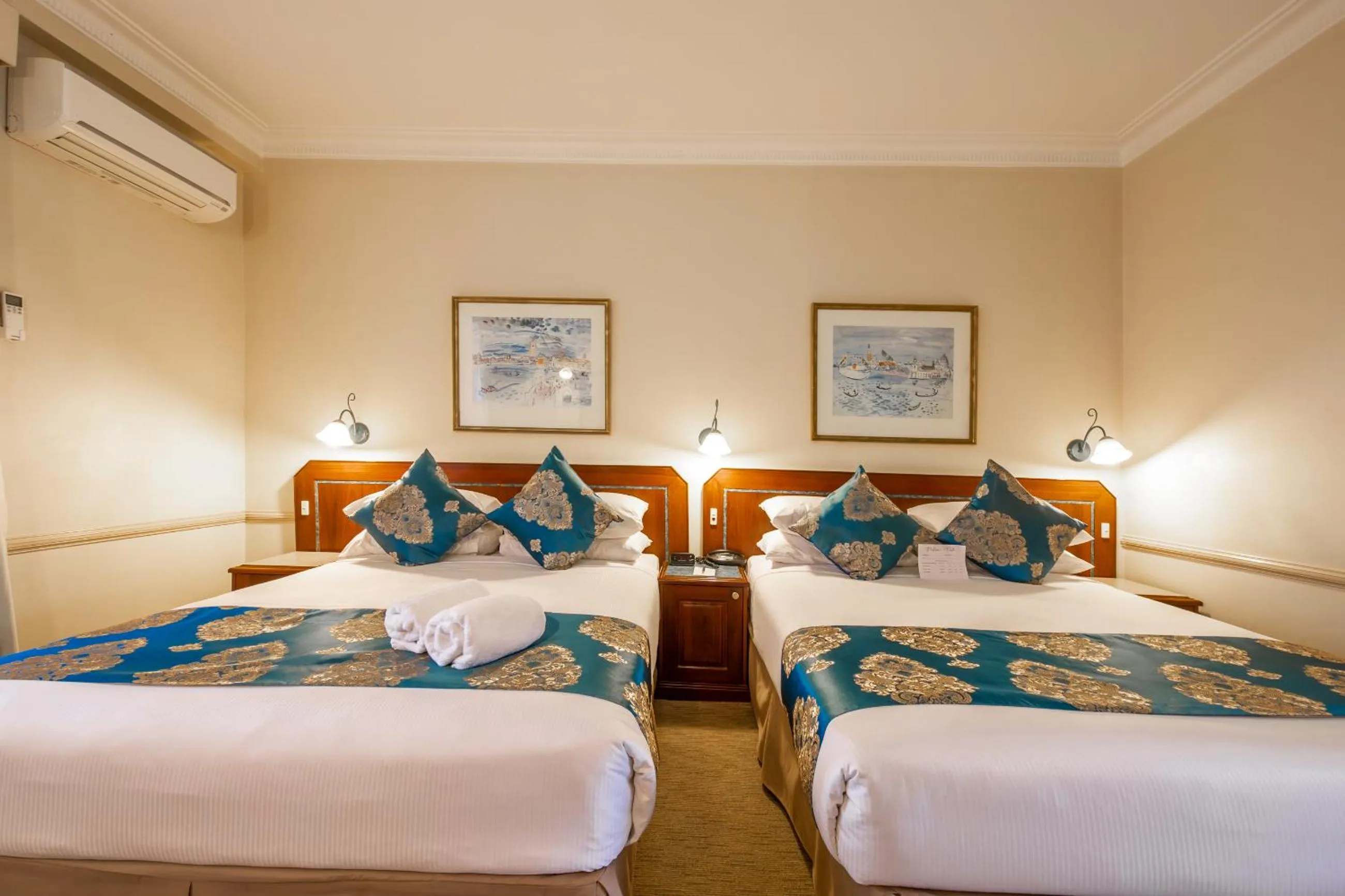 Superior Twin Room in Twin Towers Inn