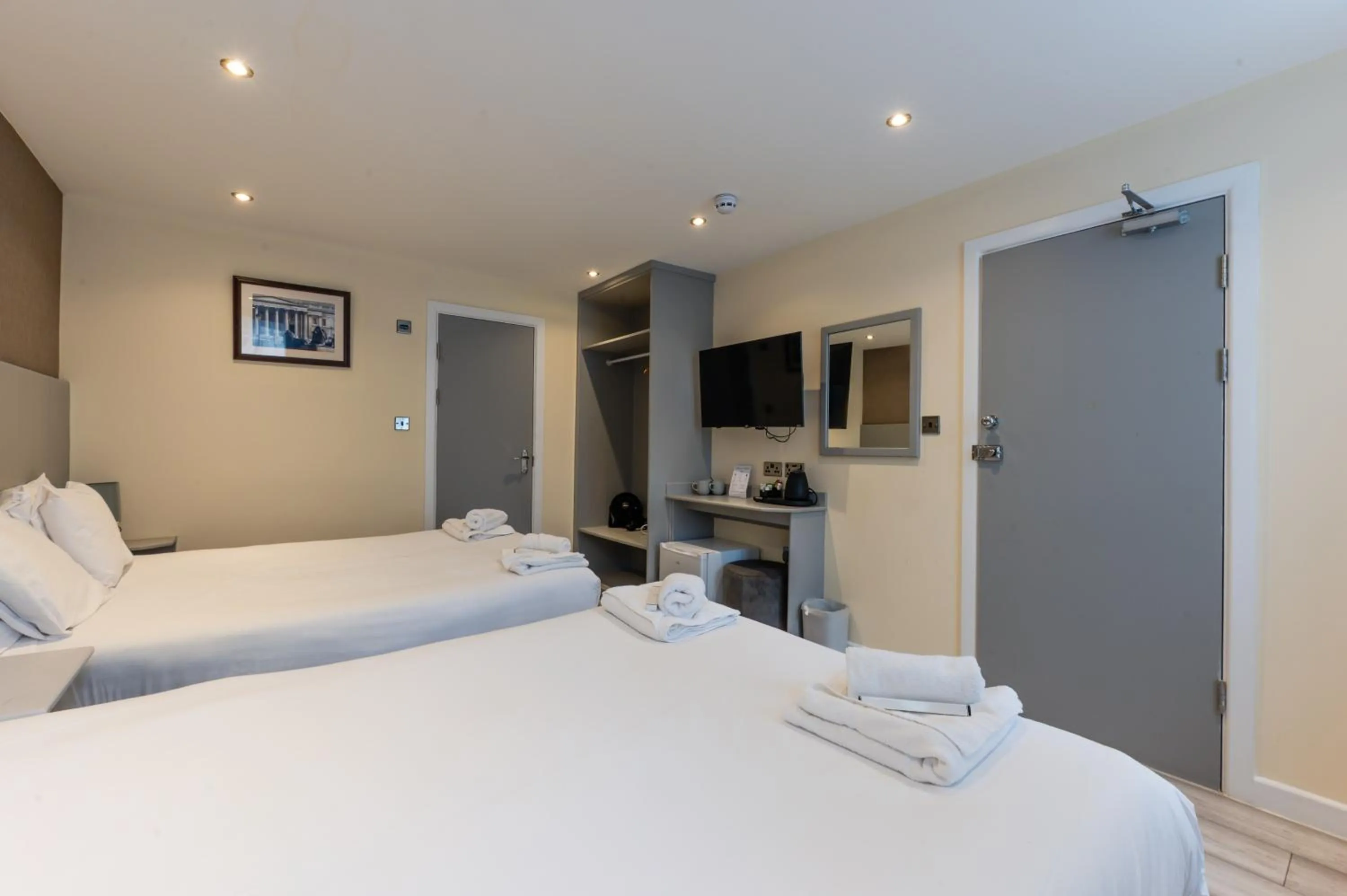 Luxury Quadruple Room in Belmont Hotel