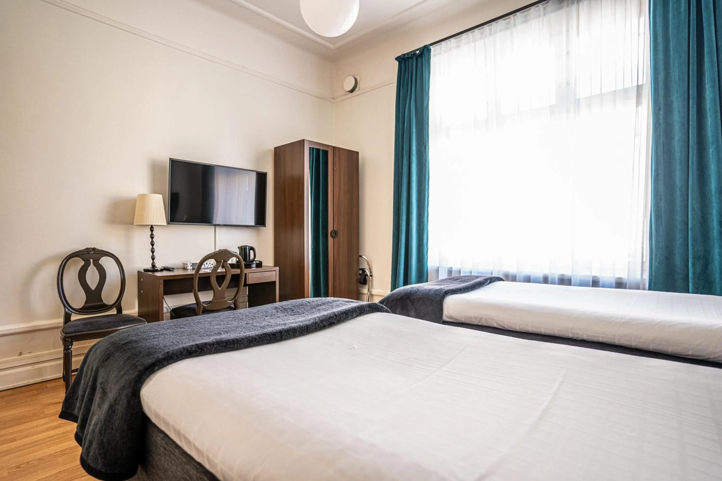 Twin Room in Queen's Hotel by First Hotels