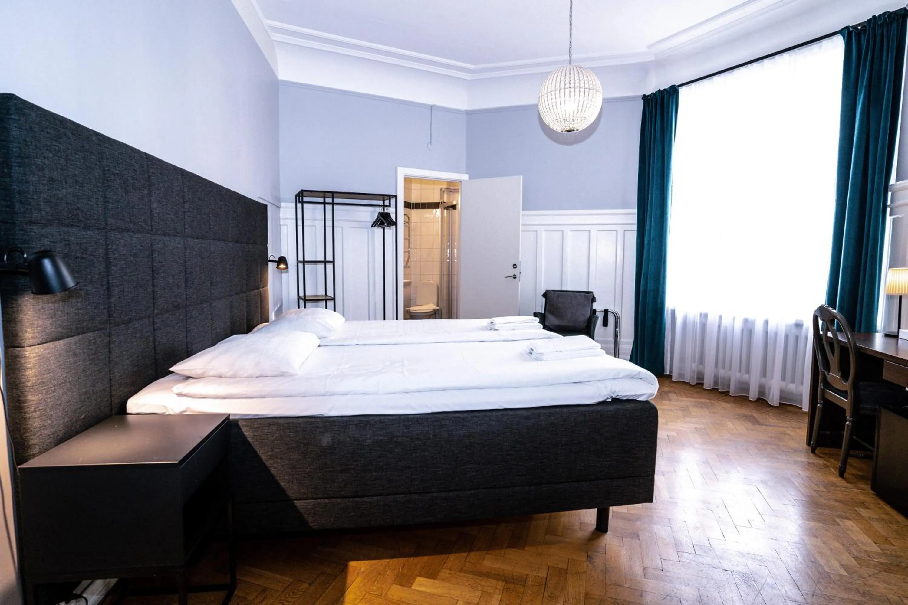Double Room in Queen's Hotel by First Hotels
