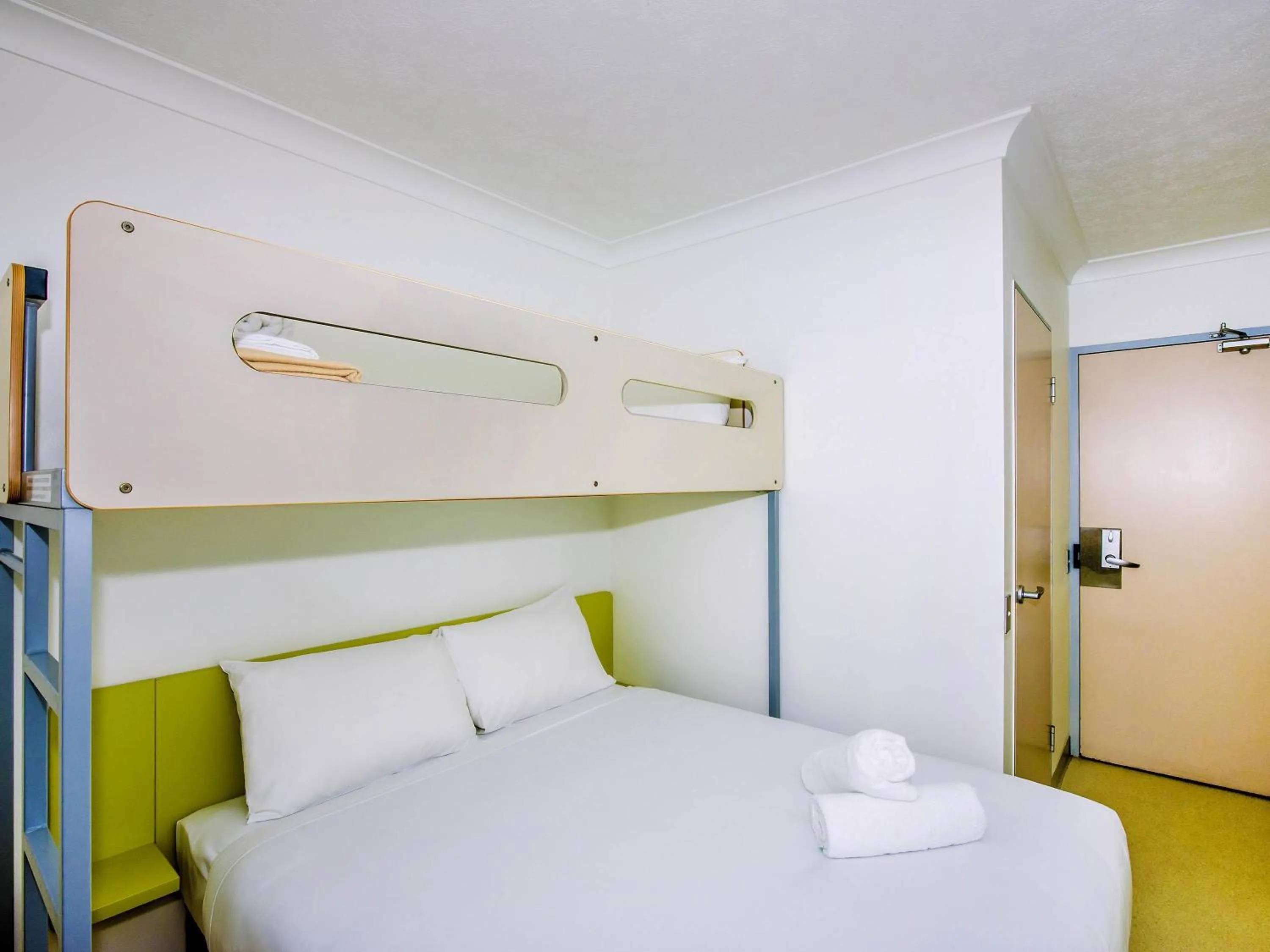 Standard Queen Room with Single Bunk Bed in ibis Budget Brisbane Airport