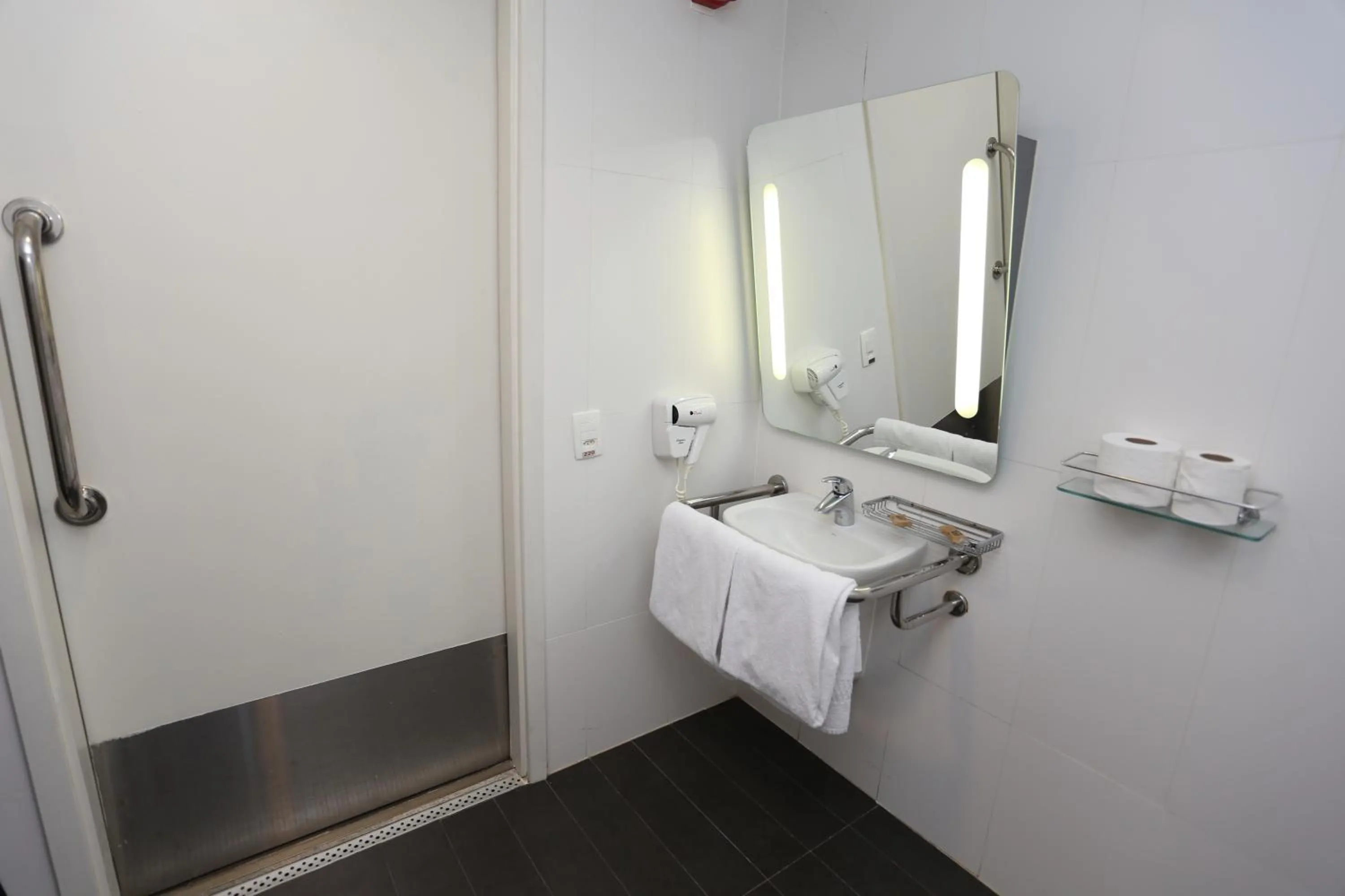 Standard Double Room - Disability Access in ibis Copacabana Posto 5