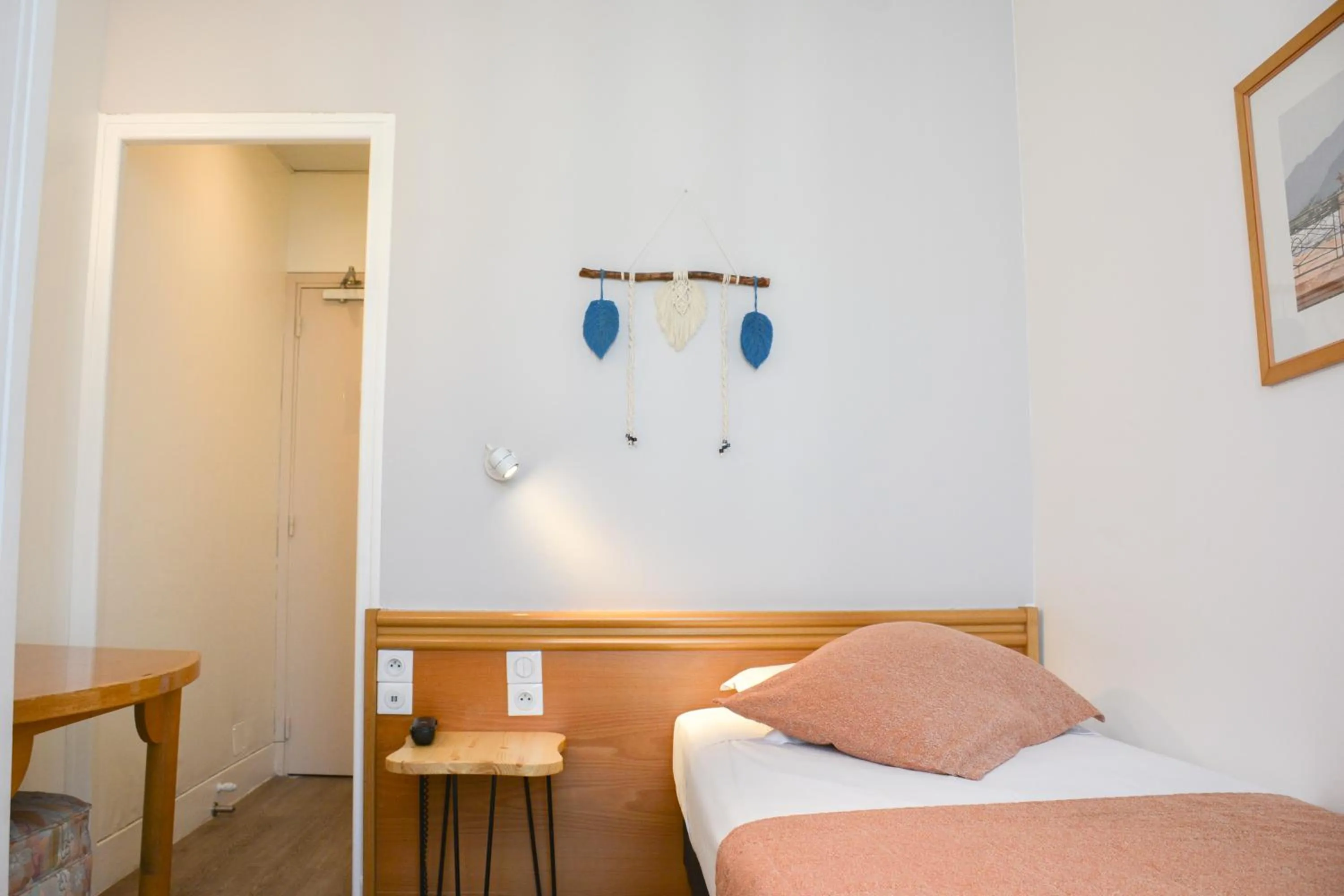 Economy Single Room in Hotel Busby