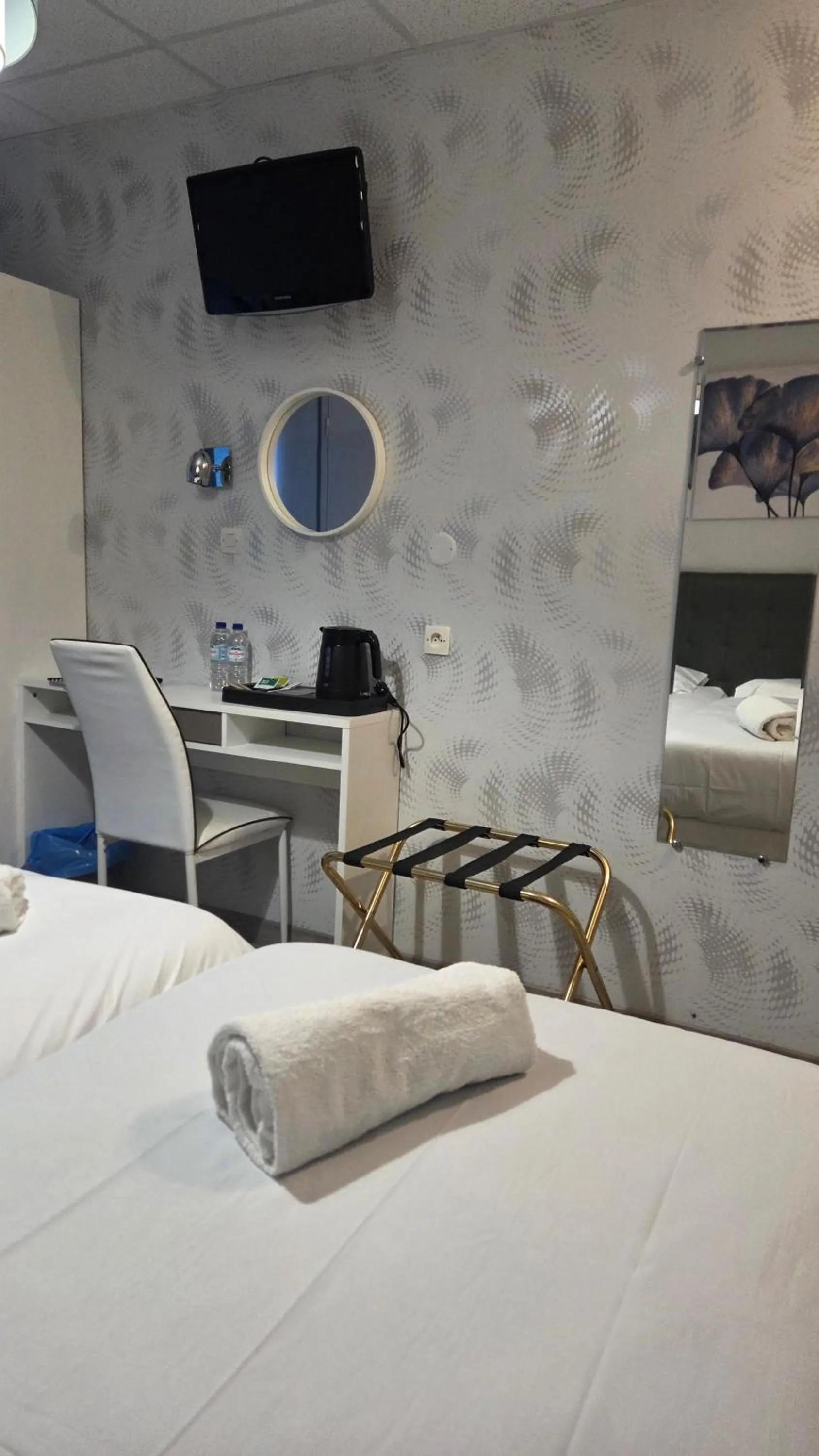 Twin Room in Hôtel Restaurant Mas Le Châtelet