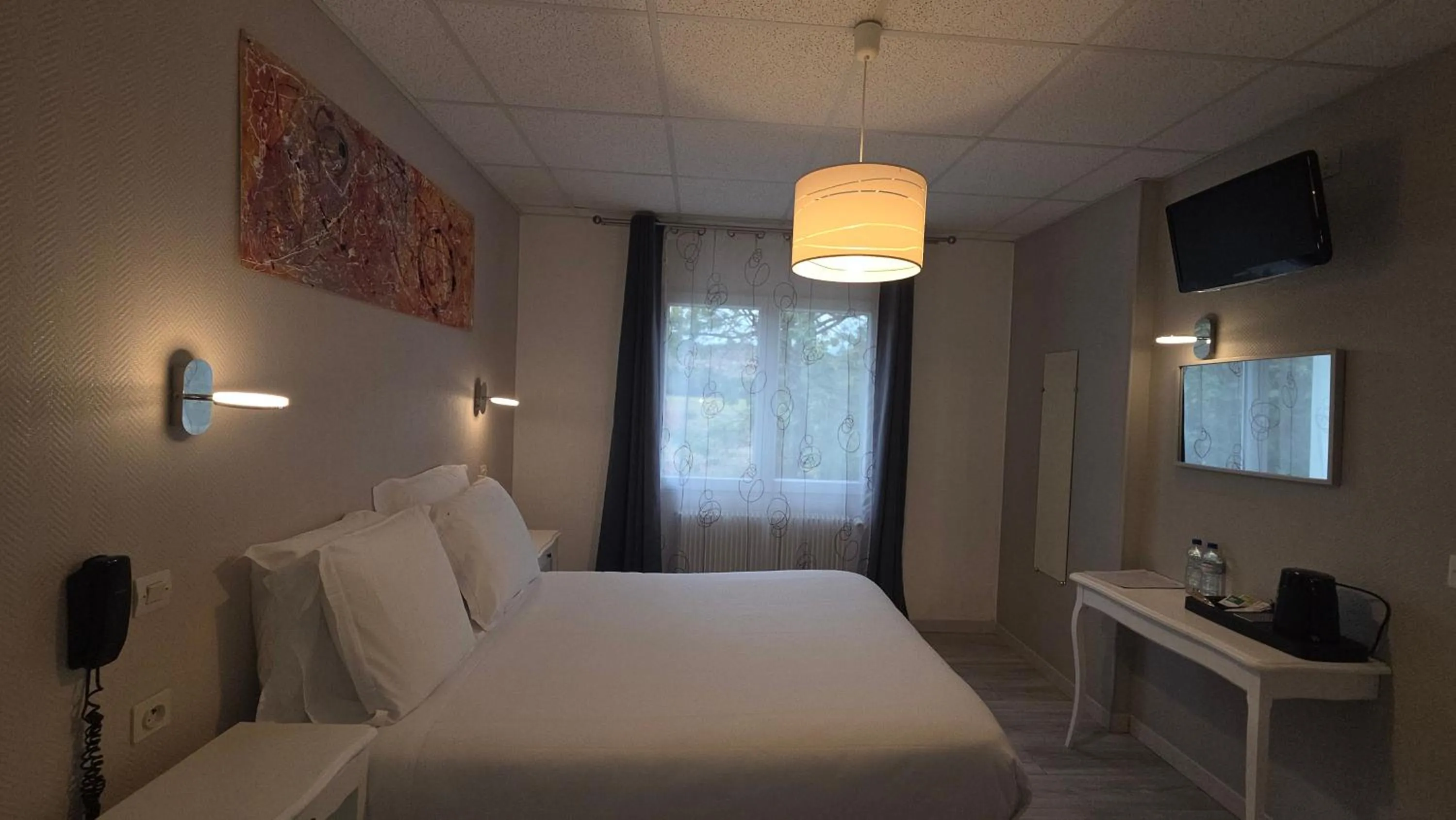 Classic Double Room with River View in Hôtel Restaurant Mas Le Châtelet