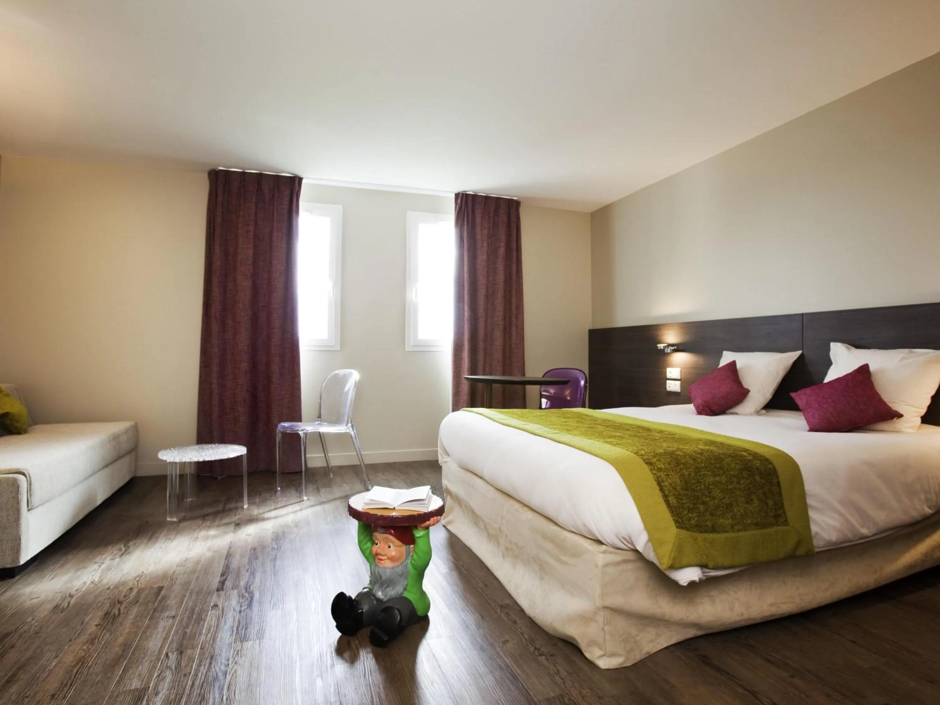 Standard Family Suite with One Double Bed and Sofa in ibis Styles Compiegne