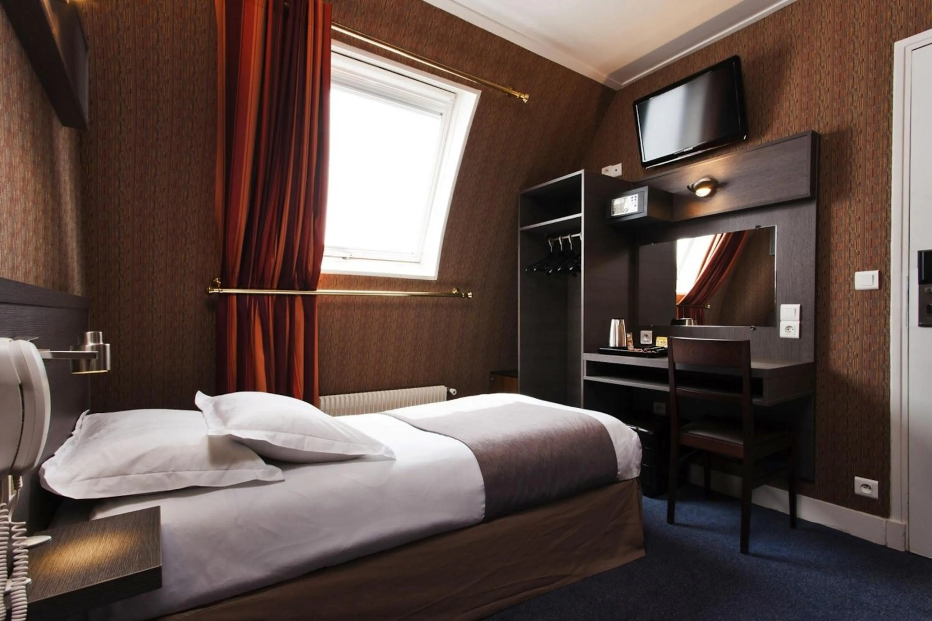 Single Room in Home Latin