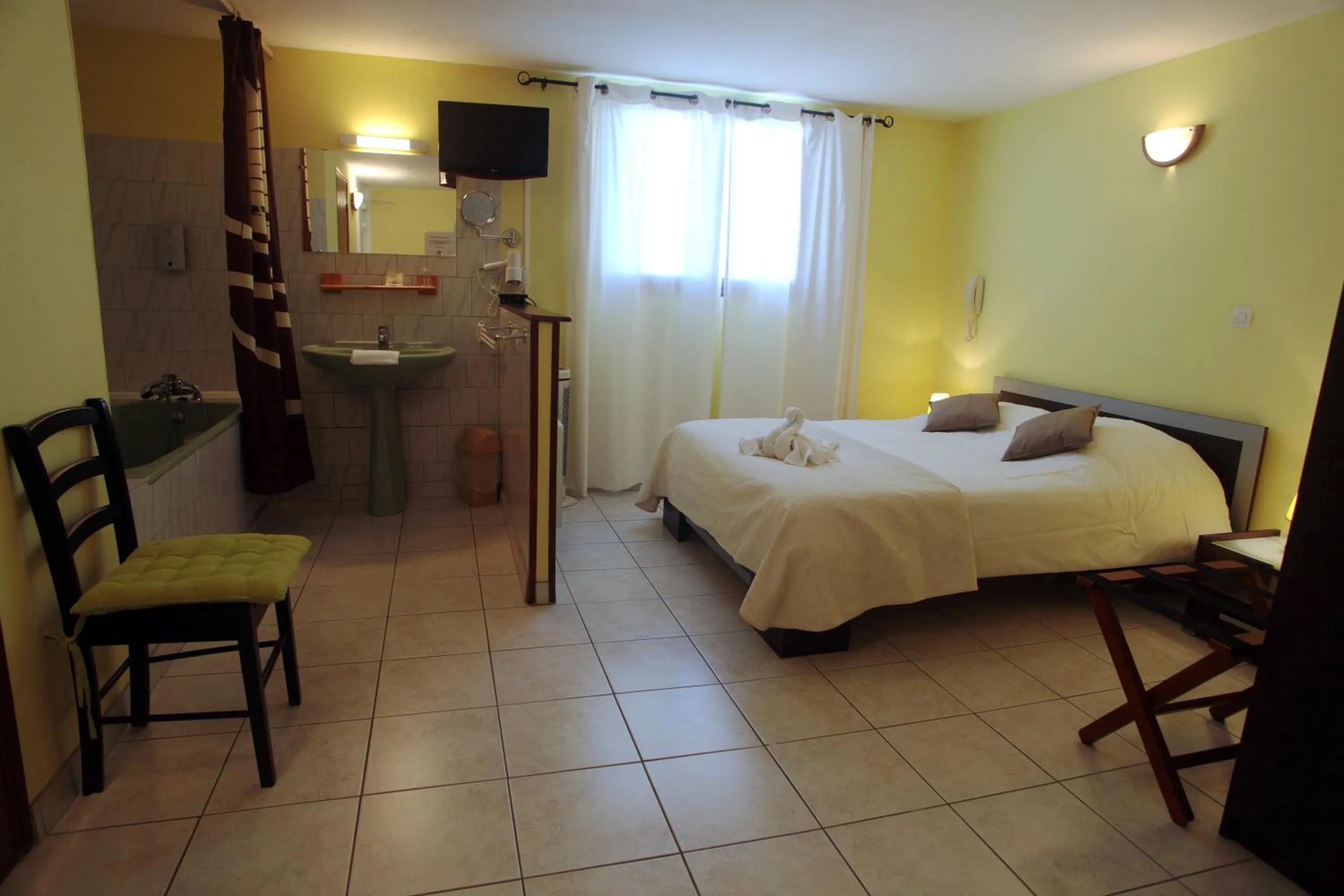 Standard  Double Room in Logis Hôtel LE PRESSOIR