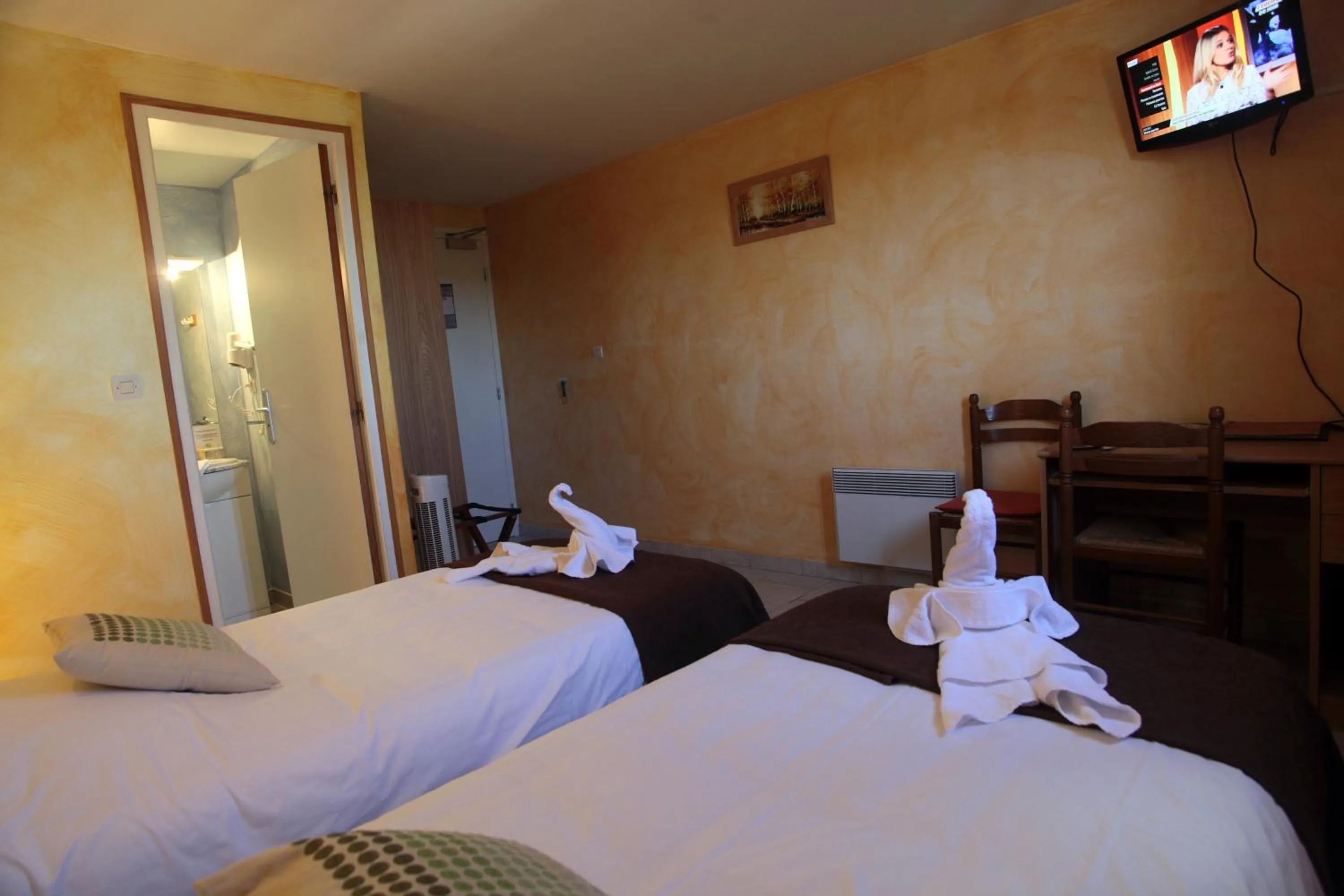 Standard Twin Room - single occupancy in Logis Hôtel LE PRESSOIR