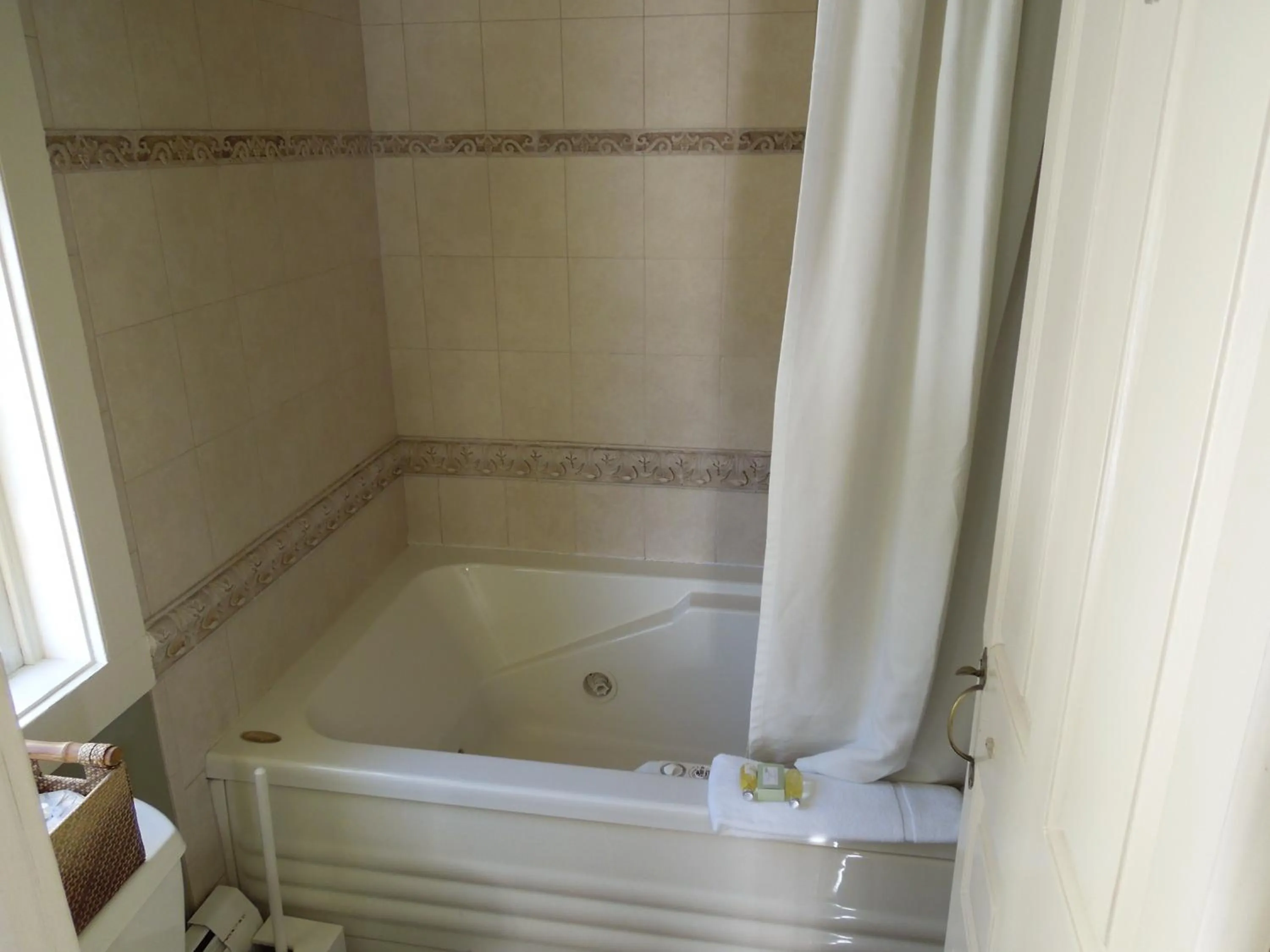 Deluxe King Room in Admiral Farragut Inn