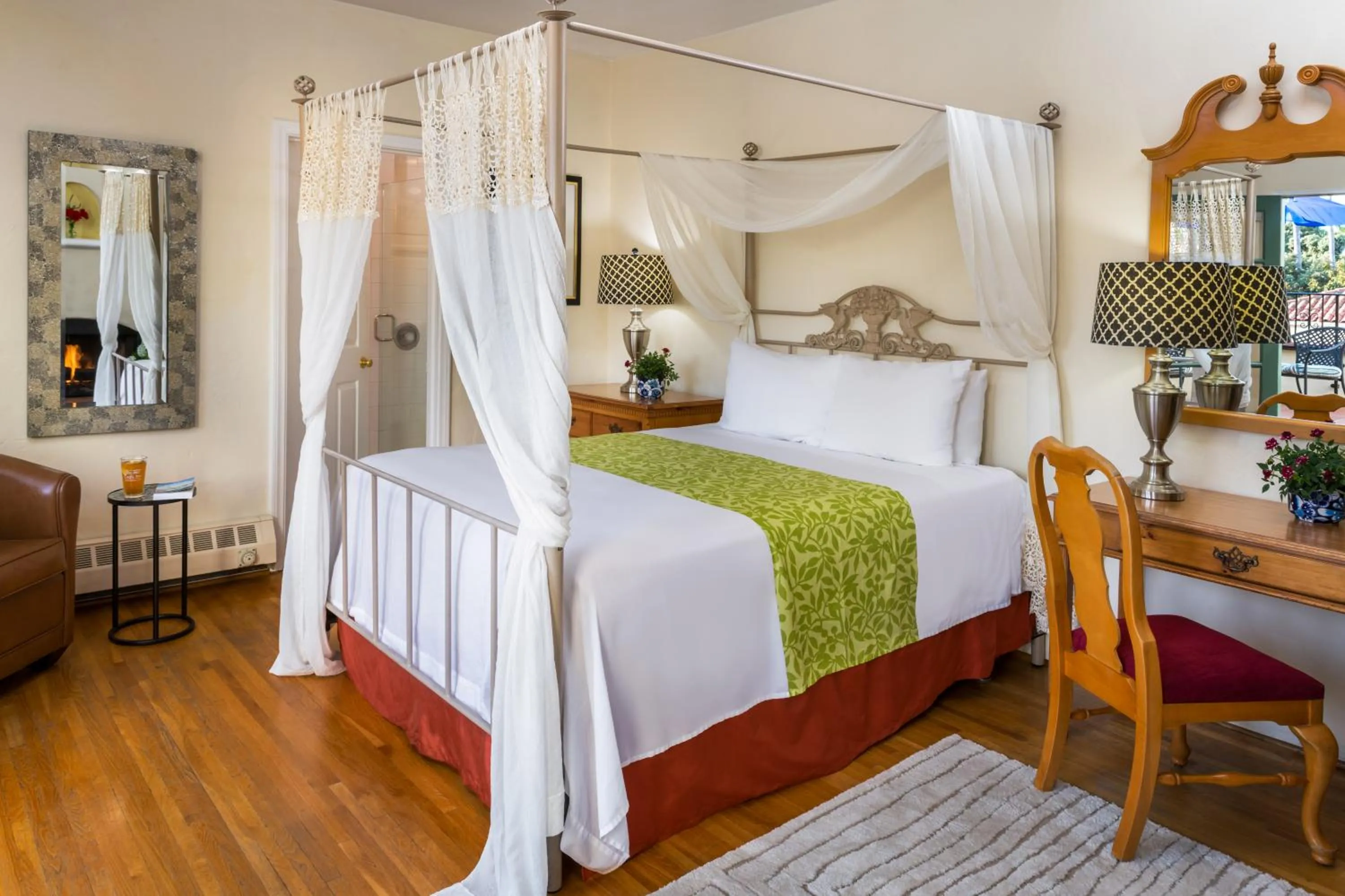 Queen Room with Balcony in The Eagle Inn