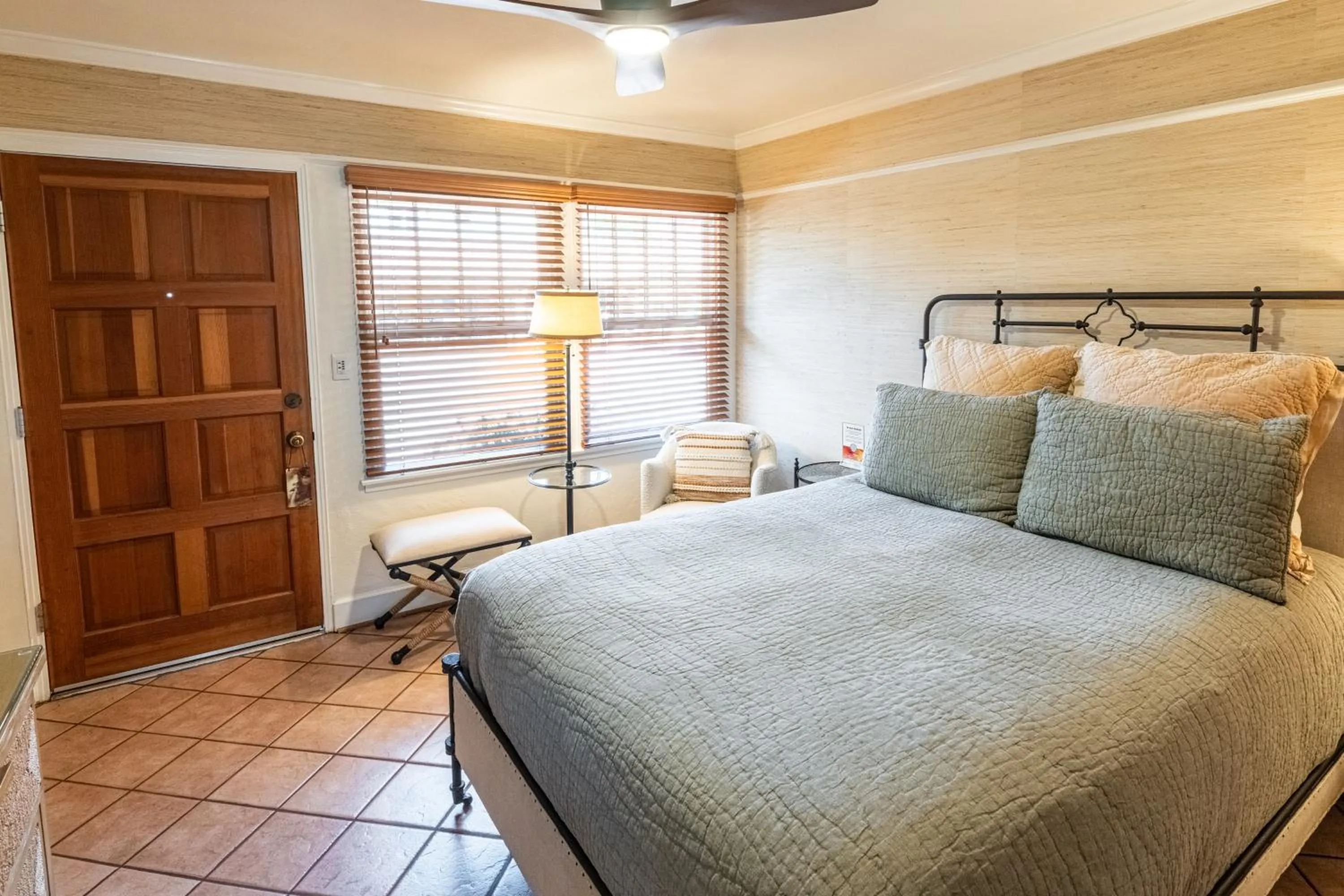 Standard Queen Room - Ten in Harbor House Inn