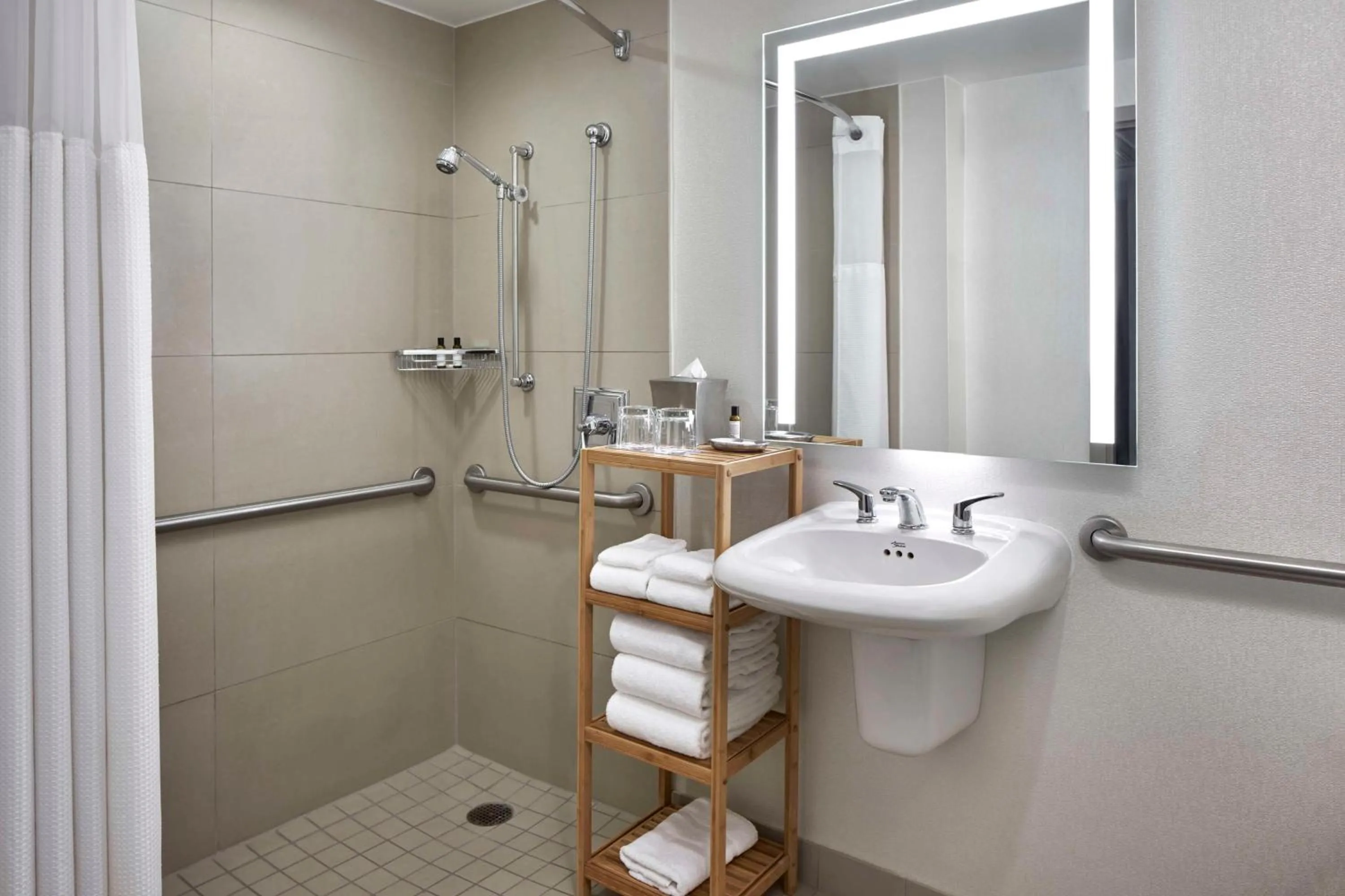 King Room with Accessible Tub - Disability Access in Hyatt Regency Crystal City at Reagan National Airport