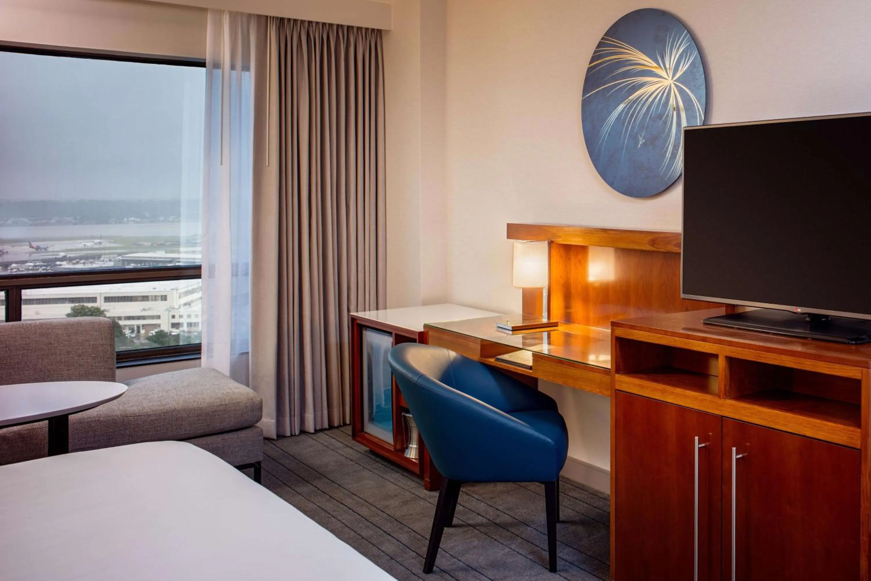 Double Room with Two Double Beds and Accessible Tub - Disability Access in Hyatt Regency Crystal City at Reagan National Airport