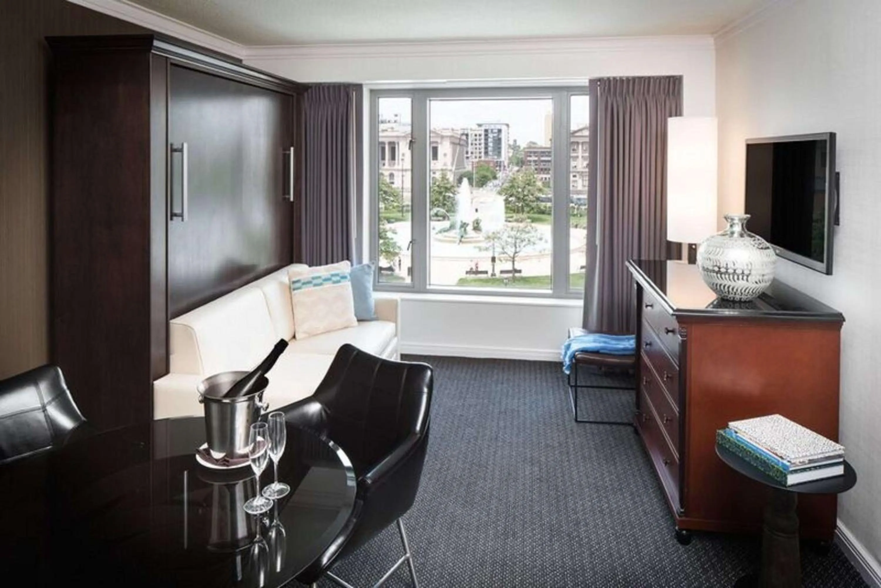 Superior Double Room with City View in The Logan Philadelphia, Curio Collection by Hilton