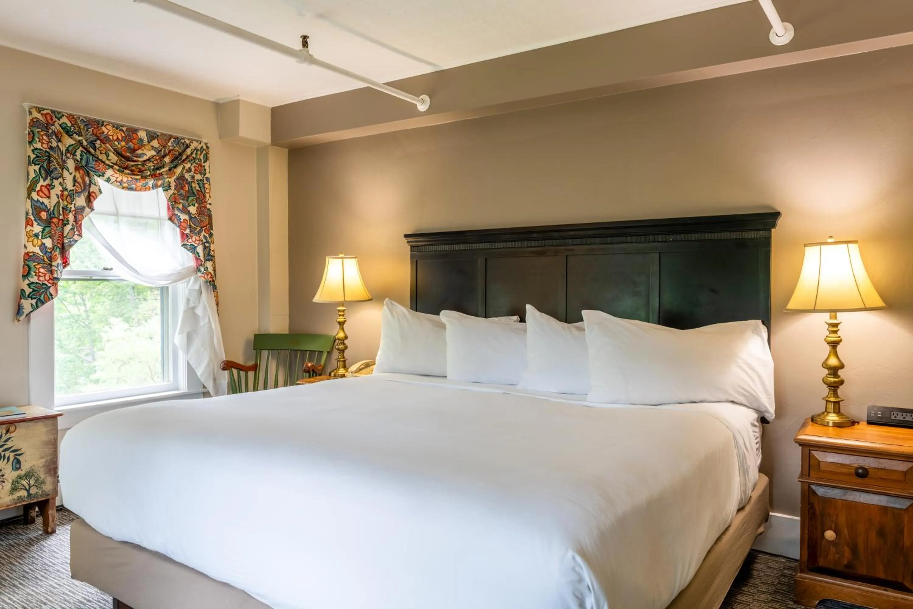 King Room with Mountain View in Eagle Mountain House and Golf Club