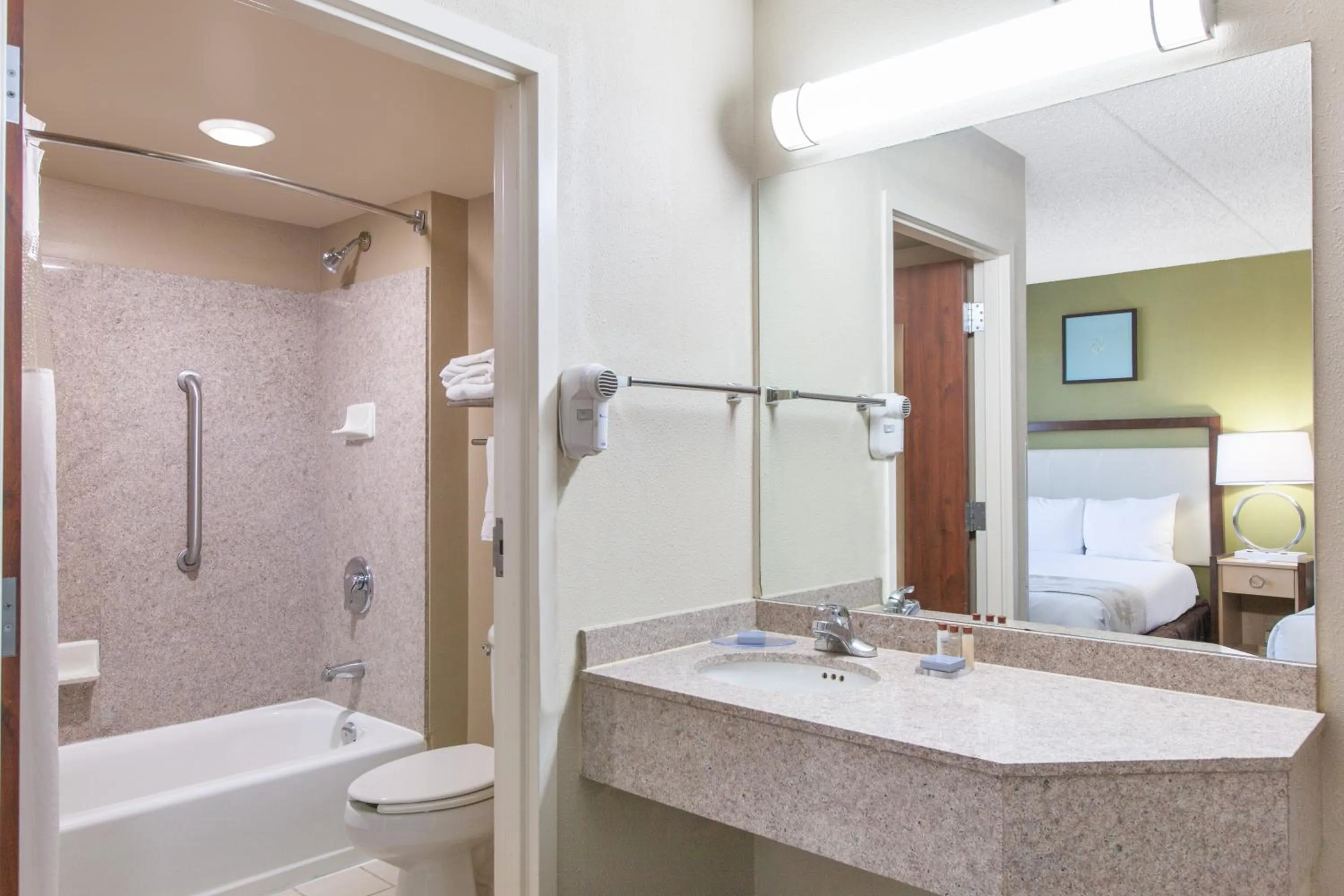 Deluxe King Room - Non-Smoking in Hawthorn Suites Midwest City