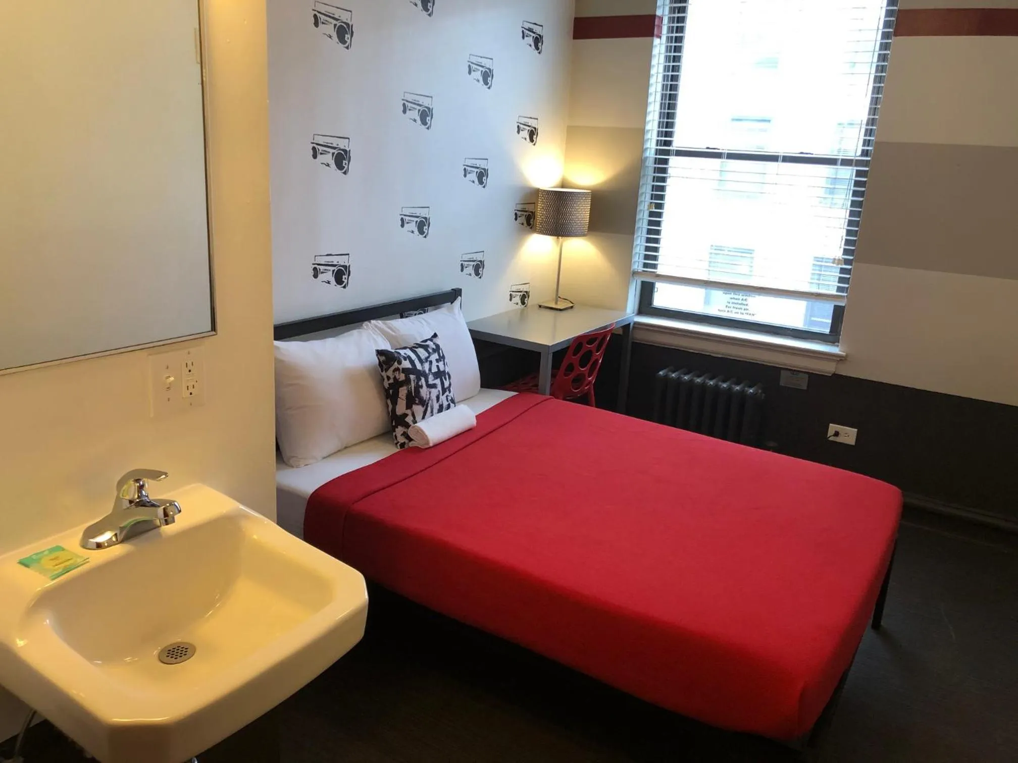 Deluxe Double Room with Half Bathroom in Chicago Getaway Hostel