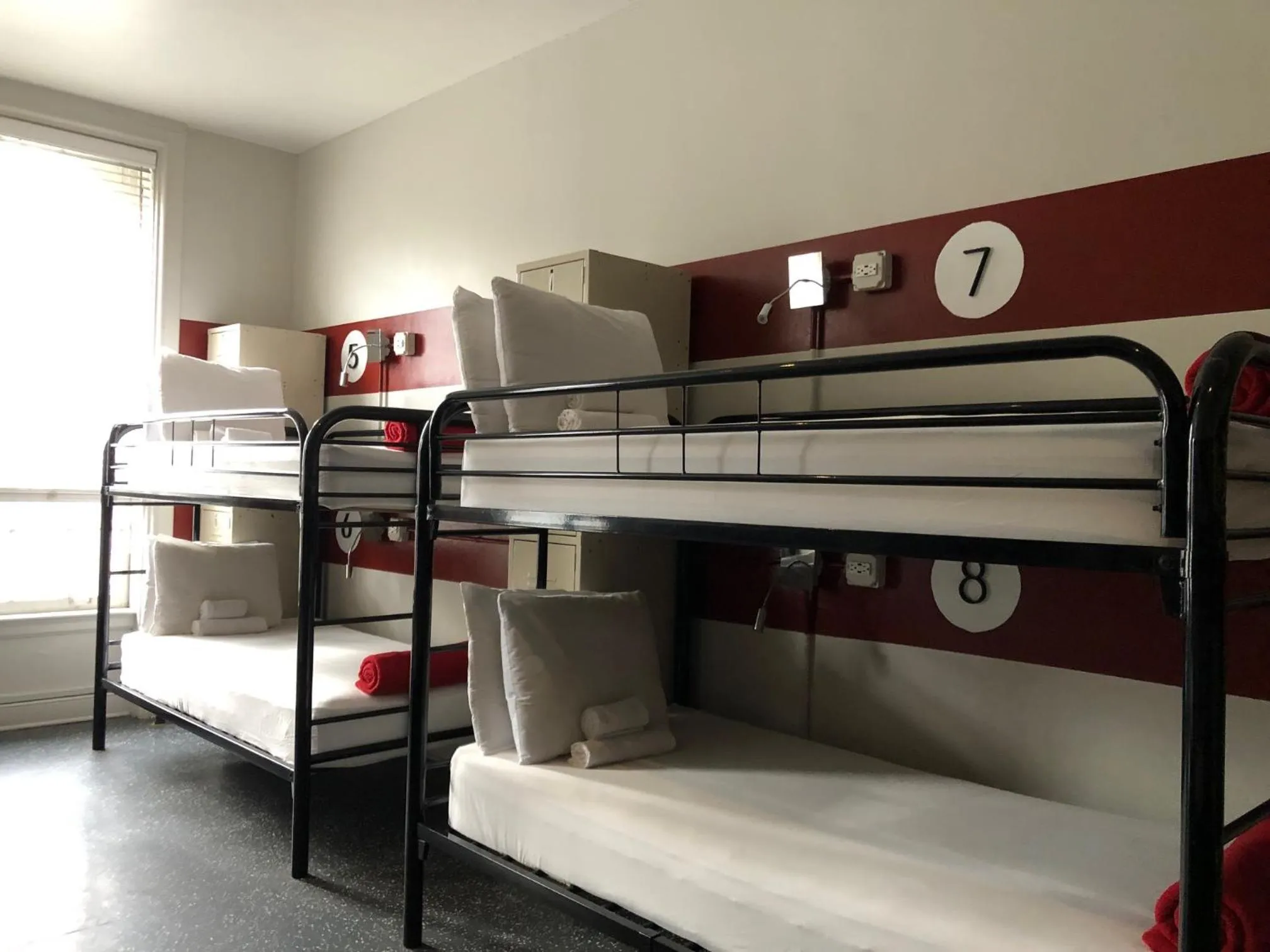 Bed in 10-Bed Dormitory in Chicago Getaway Hostel