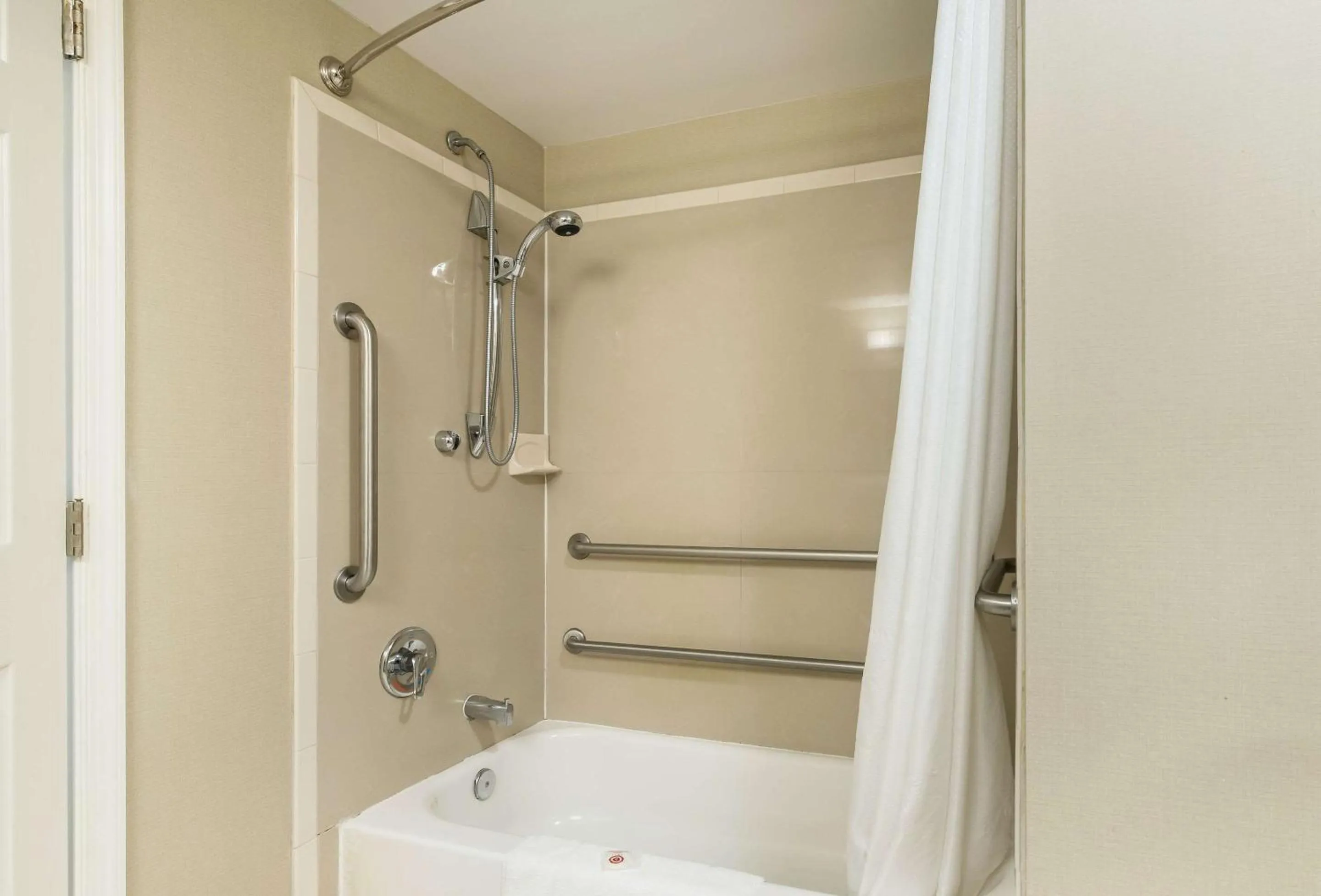 King Room with tub - Accessible/Non-Smoking in Comfort Suites Atlantic City North