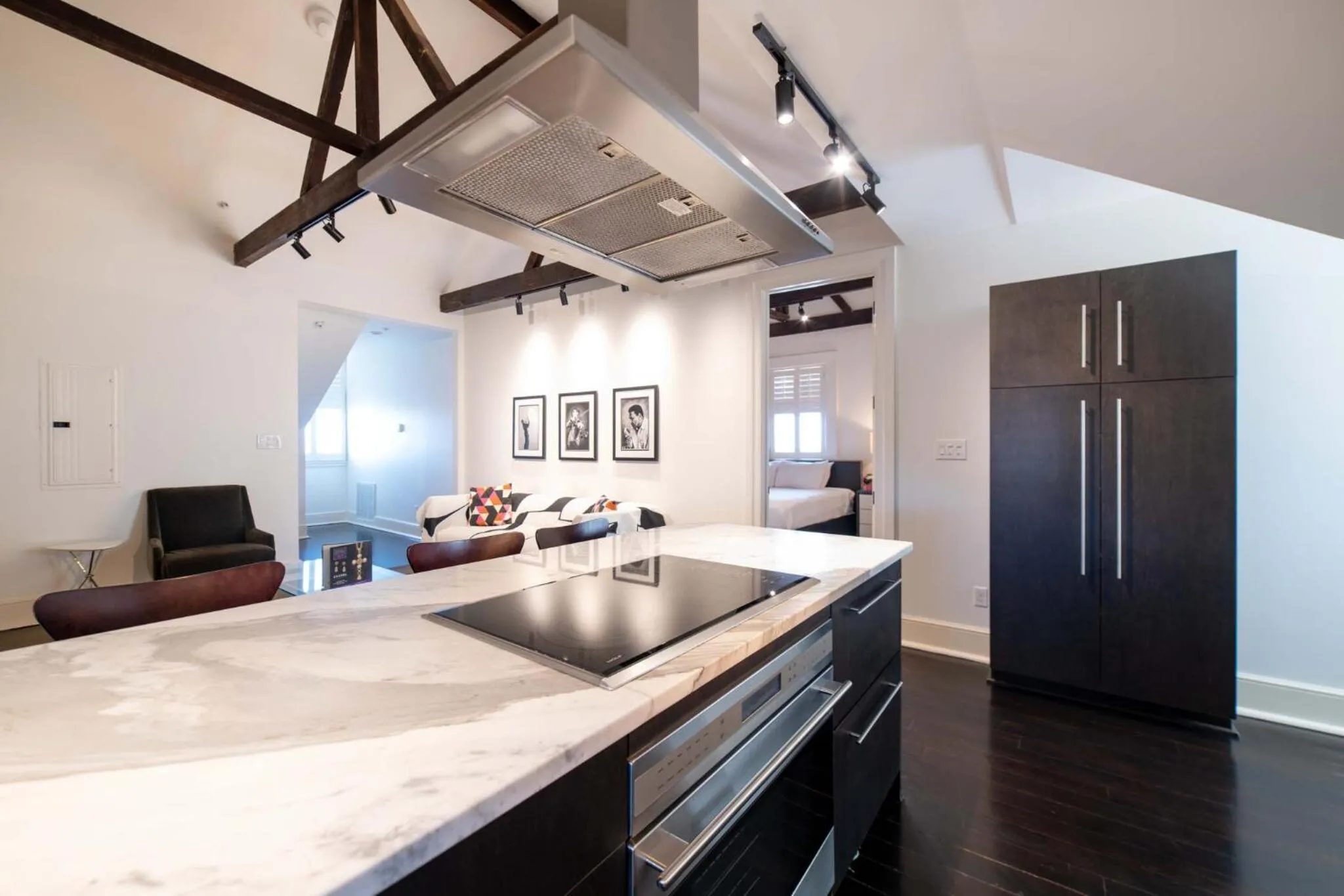 One Bedroom Executive Suite with Kitchen in Melrose Mansion