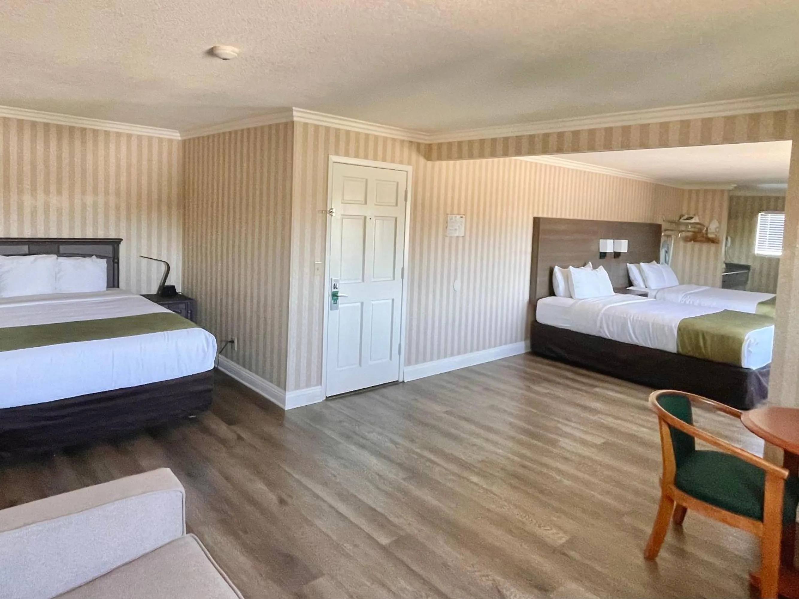 Family Suite, 3 Queen Beds, Non Smoking in Quality Inn & Suites Anaheim Maingate