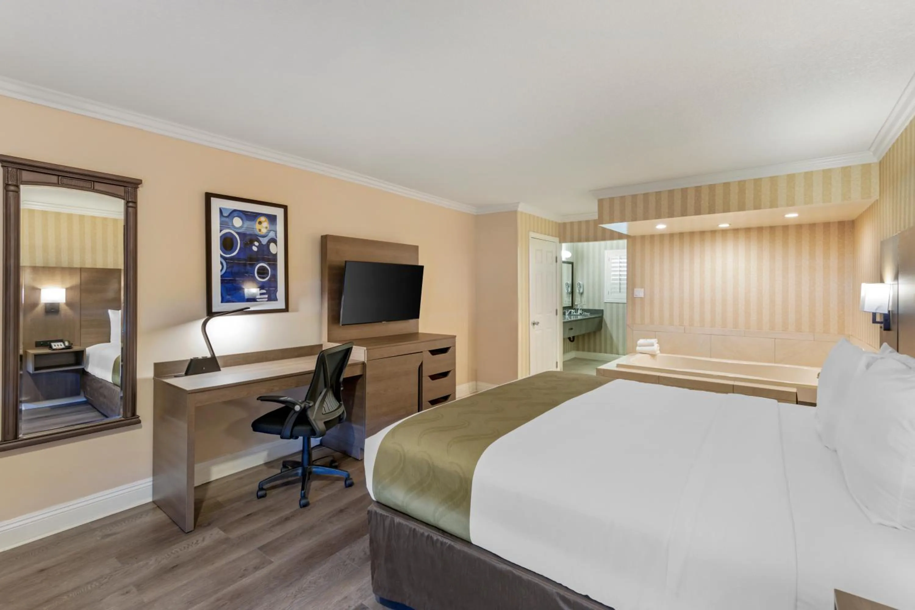Deluxe Room, 1 King Bed, In-Room Hot Tub, Non Smoking in Quality Inn & Suites Anaheim Maingate