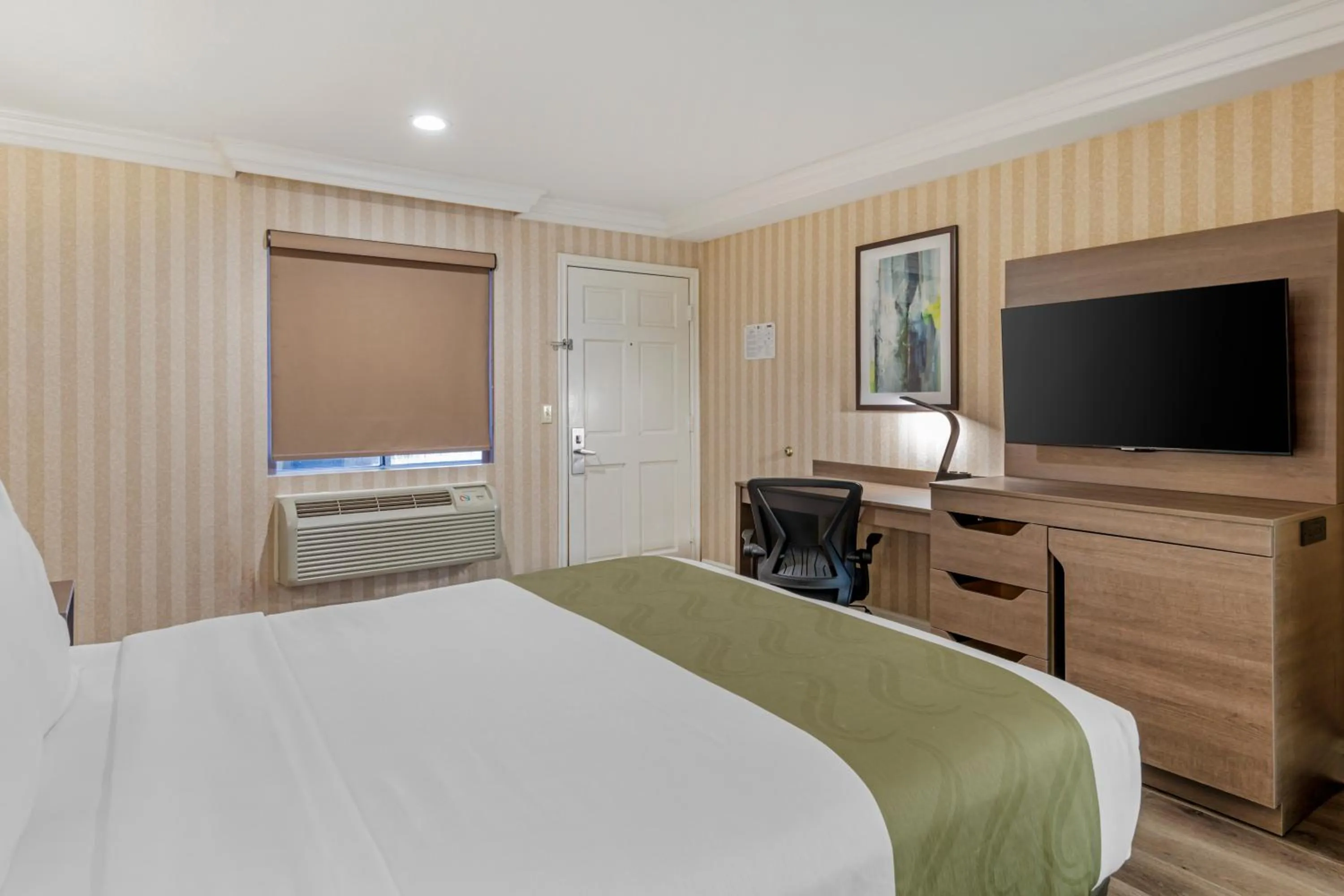 Standard Room, 1 King Bed, Sofa Bed, Non Smoking in Quality Inn & Suites Anaheim Maingate