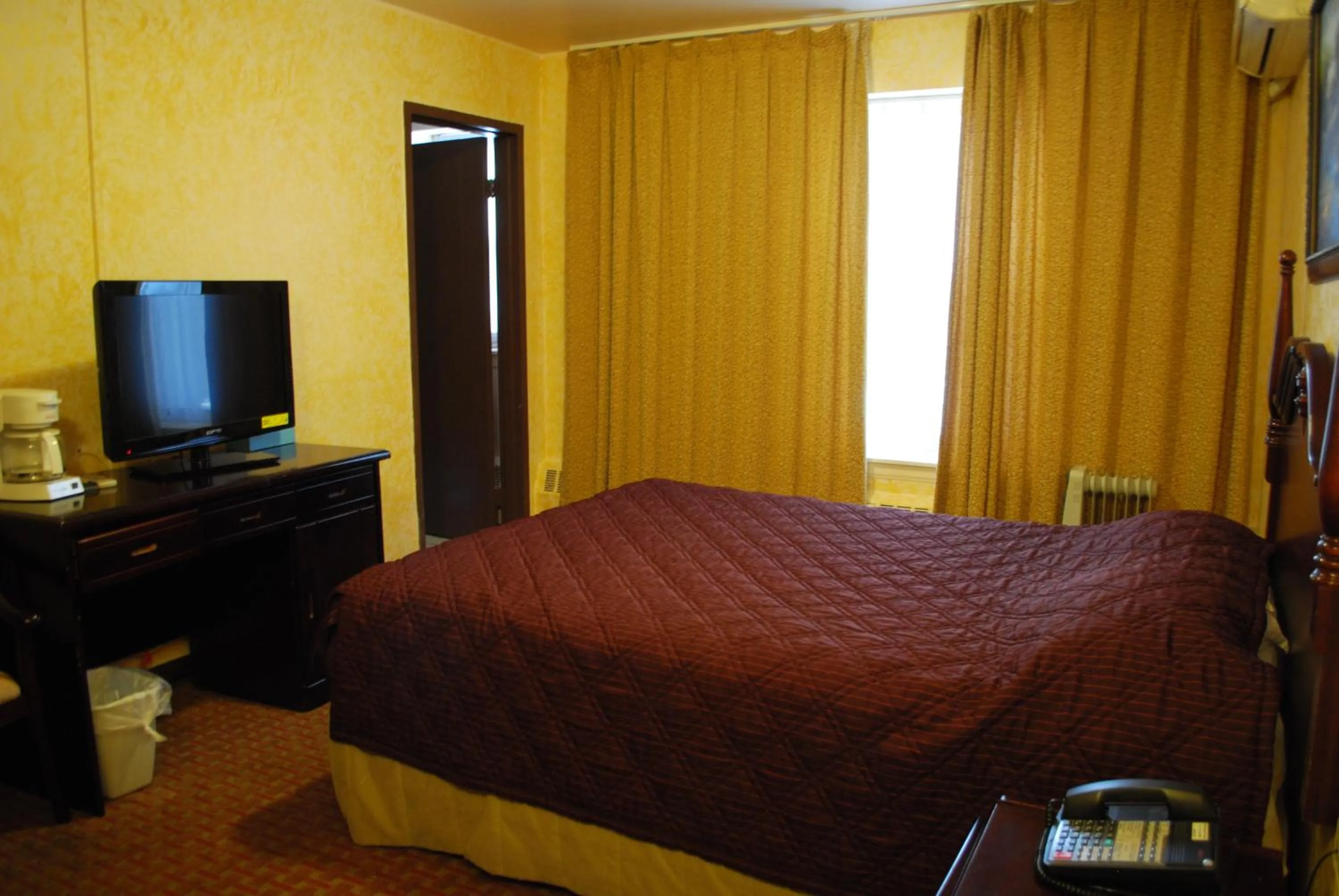 Queen Room in Chinatown Hotel Chicago