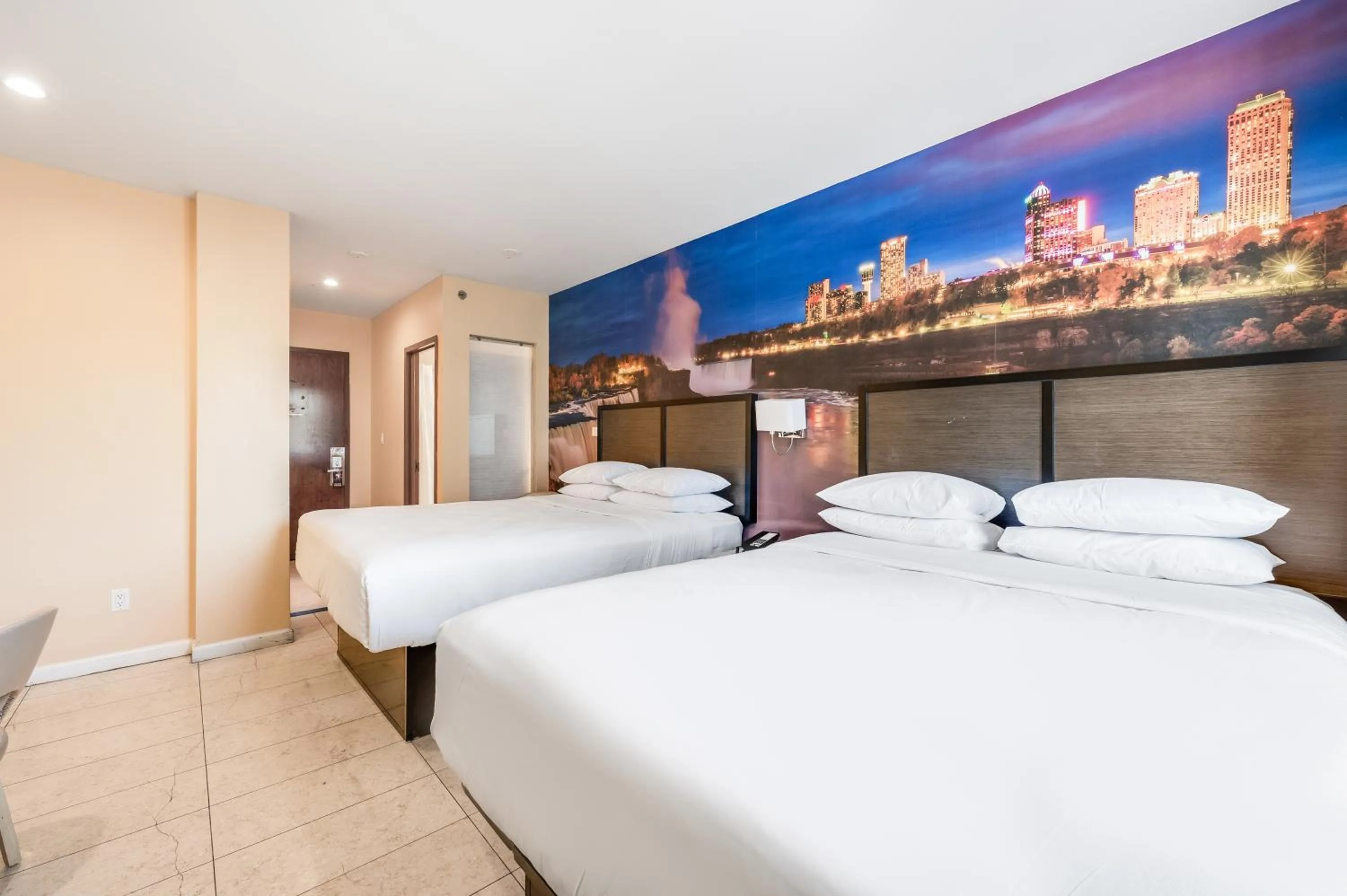 Queen Room in Knights Inn Brooklyn Sunset Park