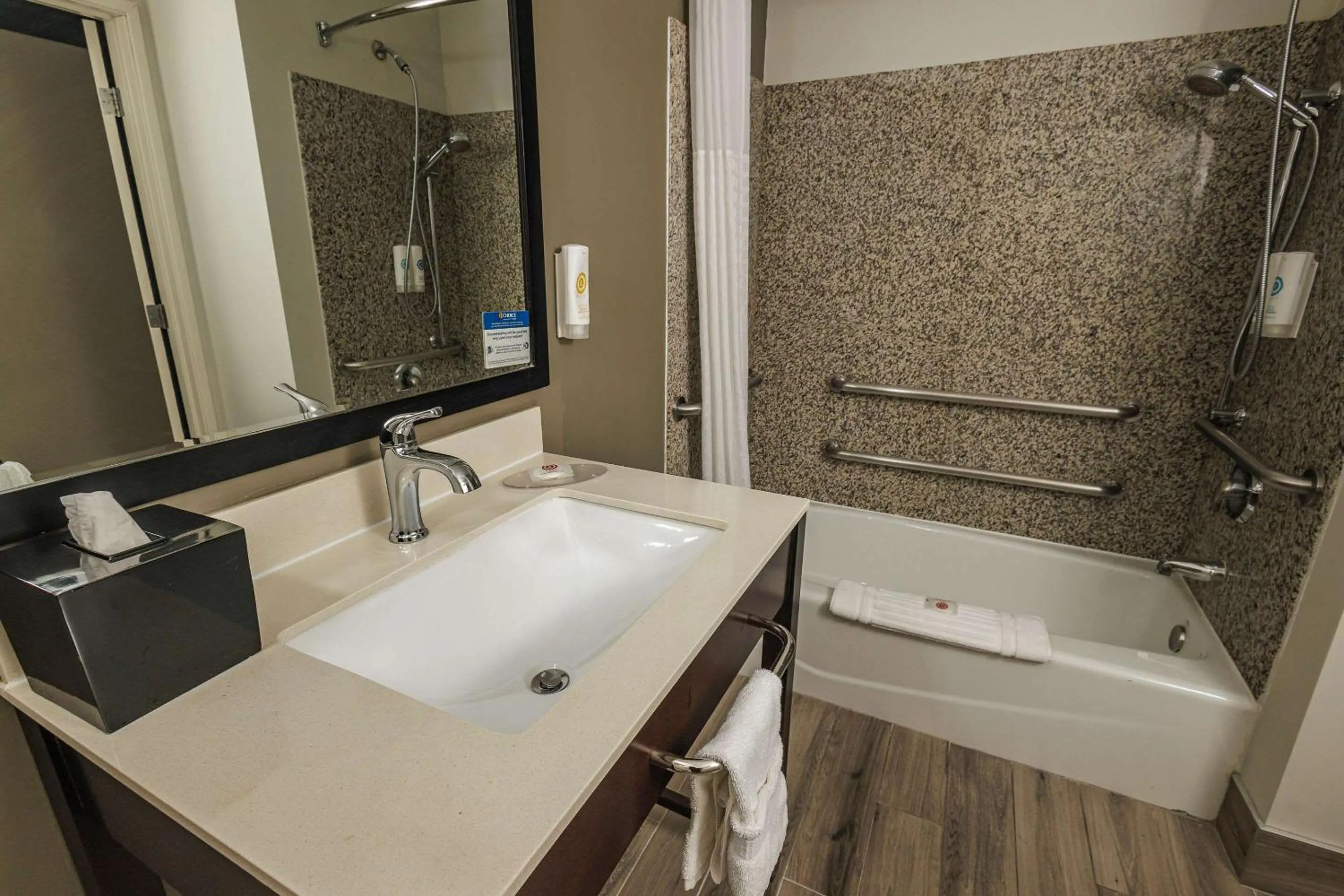 King Room - Accessible/Non-Smoking in Comfort Inn & Suites Near Universal - N Hollywood - Burbank
