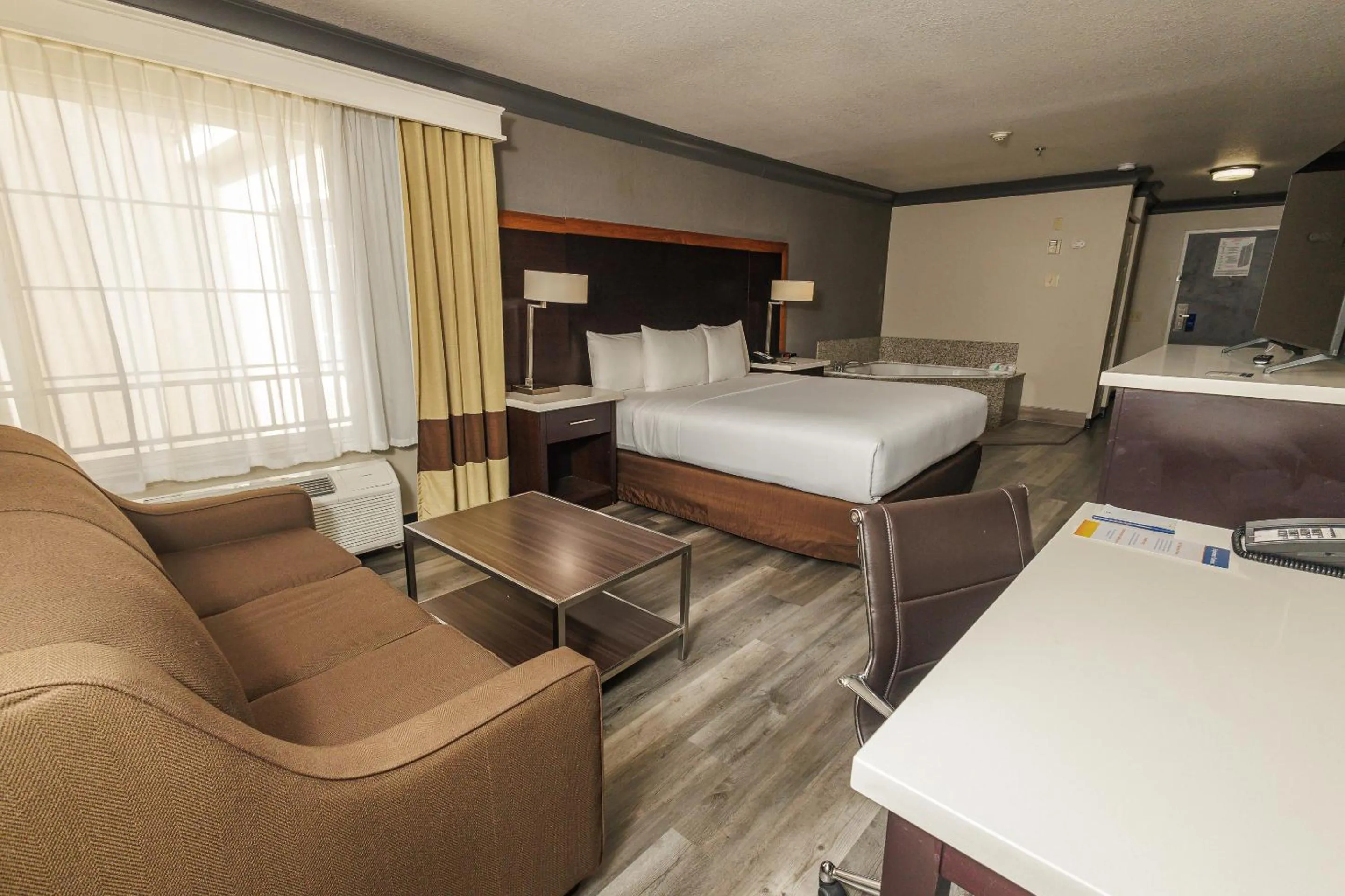 King Suite with Whirlpool - Non-Smoking in Comfort Inn & Suites Near Universal - N Hollywood - Burbank