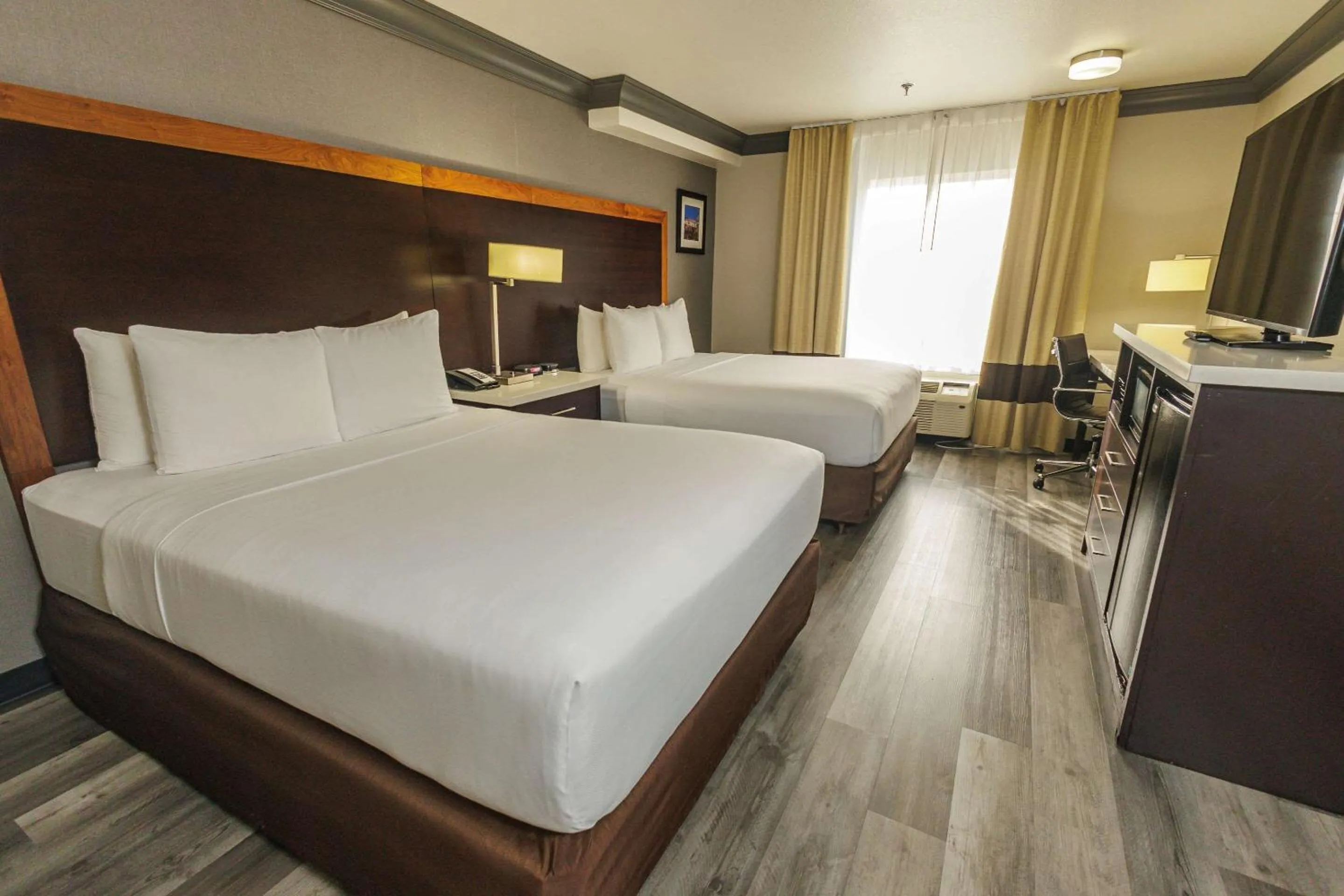 Family Suite in Comfort Inn & Suites Near Universal - N Hollywood - Burbank