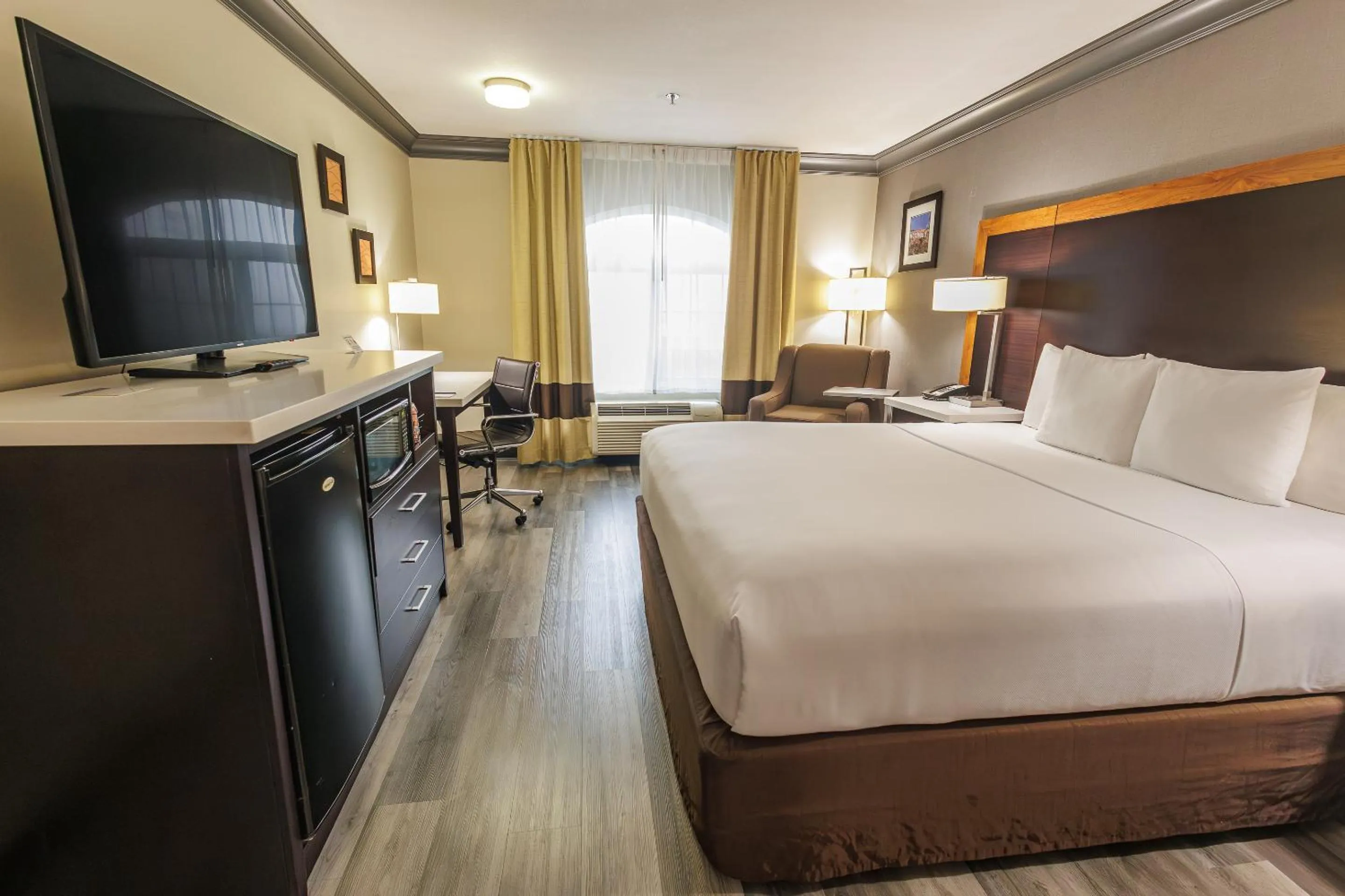 King Room - Non-Smoking in Comfort Inn & Suites Near Universal - N Hollywood - Burbank