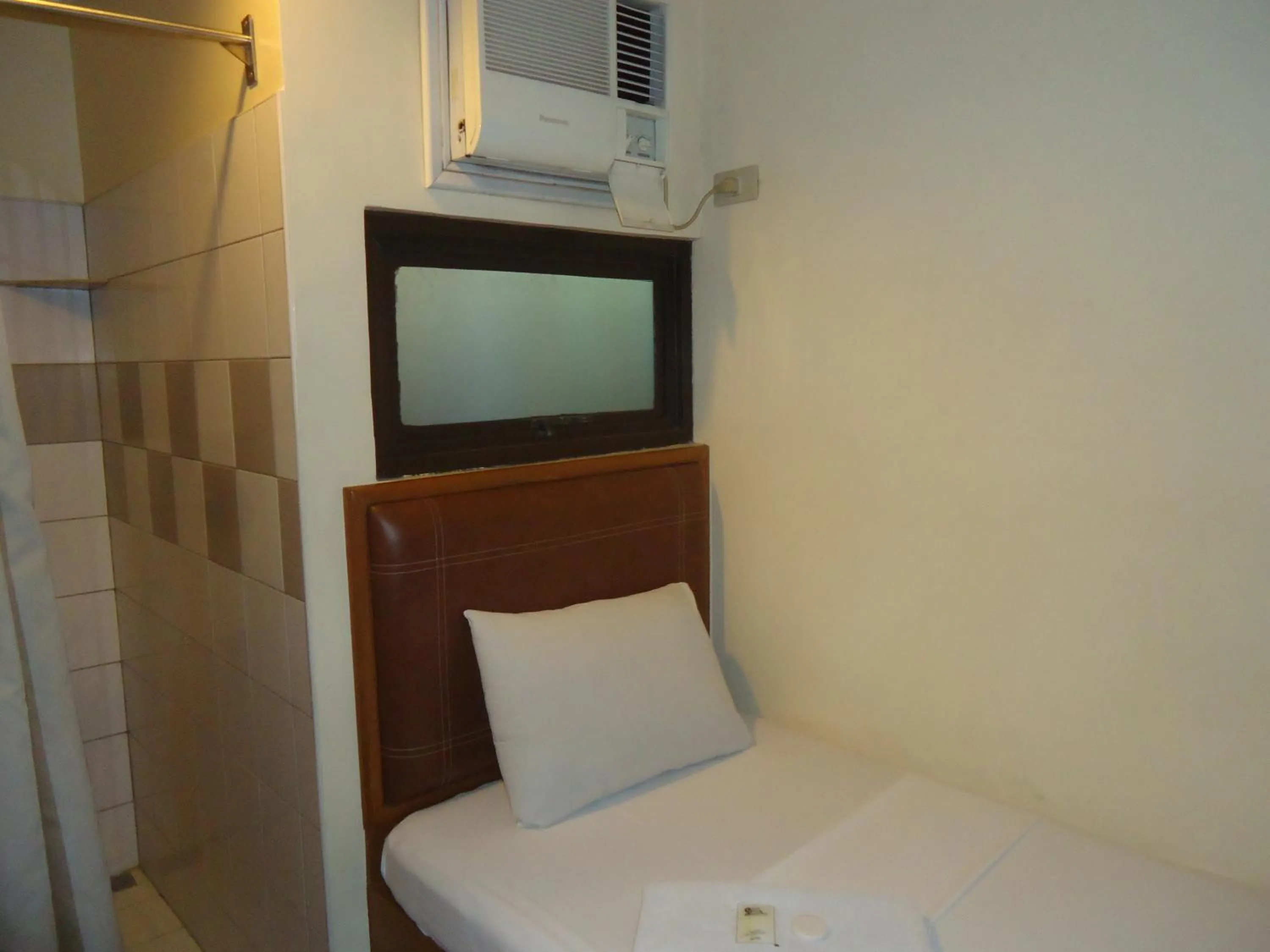 Single Room - single occupancy in Park Bed and Breakfast Hotel Pasay