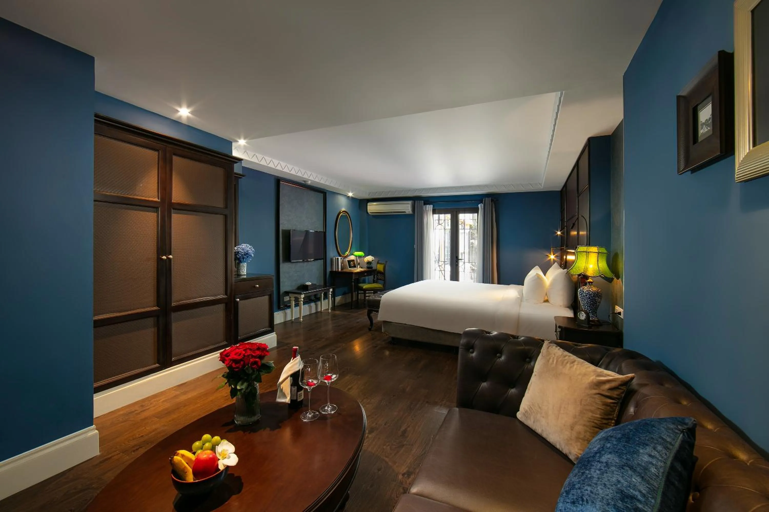 Royal Suite with Balcony in O'Gallery Premier Hotel & Spa