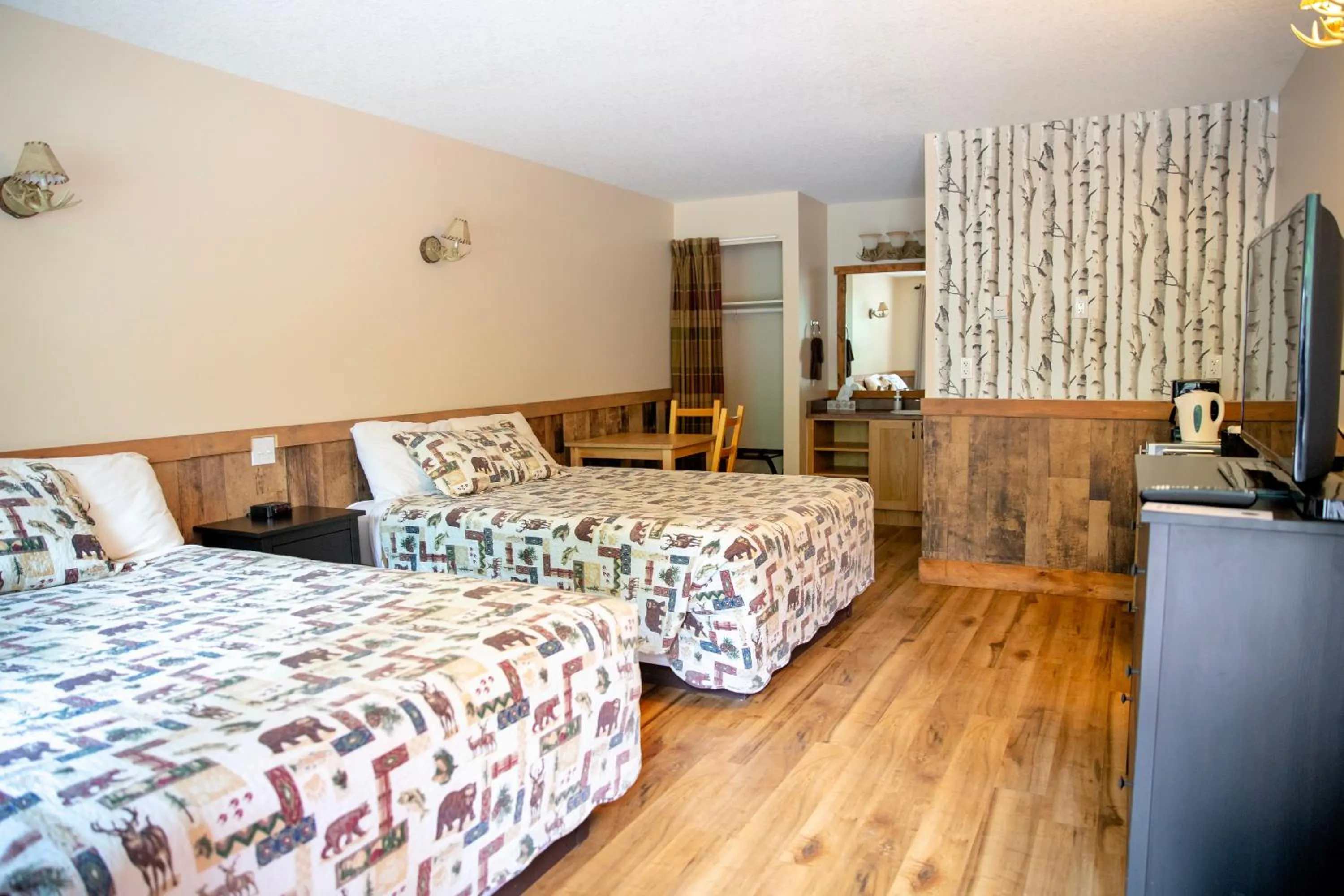  Motel Room with Two Queen Beds in Jasper Gates Resort