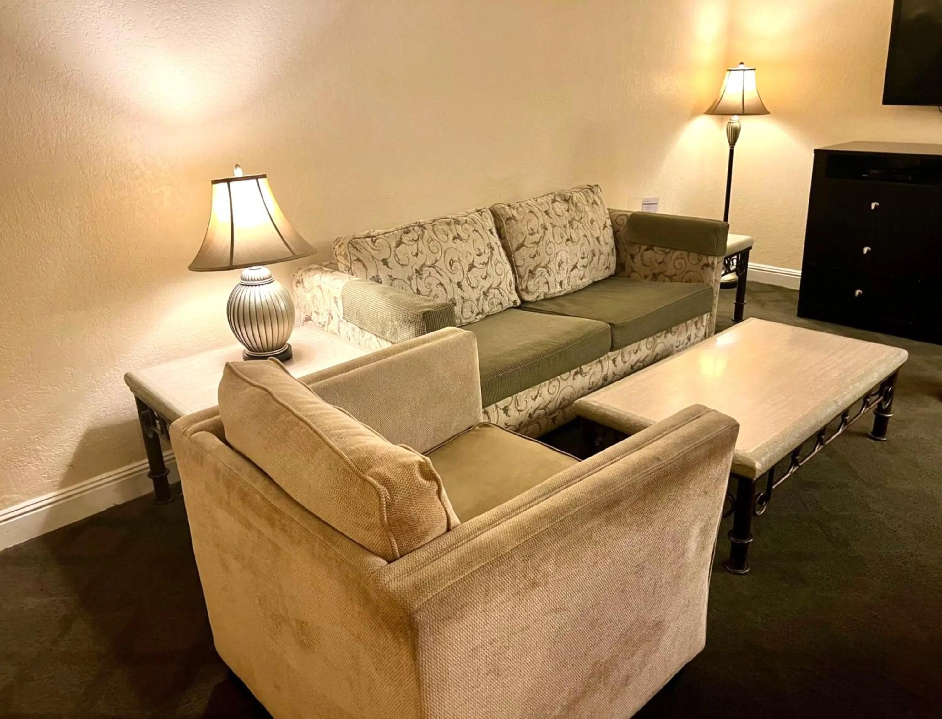 One-Bedroom Suite (No Resort Fee) in Jockey Resort Suites Center Strip